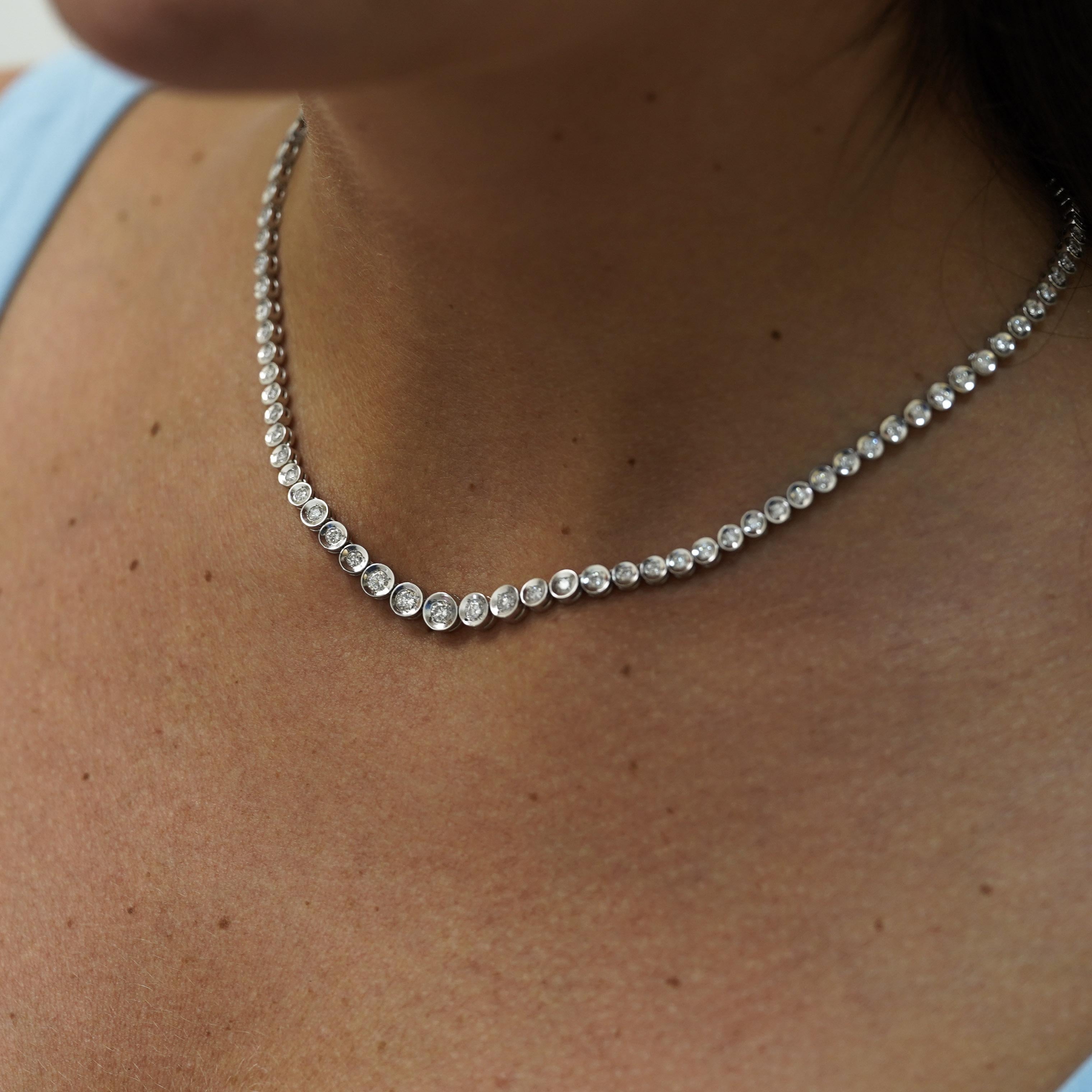 Collier de tennis en diamant naturel gradué de 3 carats en platine 850, avec des chatons épais de 6 mm à 3,5 mm et des pierres de 3 mm à 1,5 mm. Poids 25,5 grammes, longueur 16 pouces.

Spécifications du produit :
Type d'article : Collier de tennis