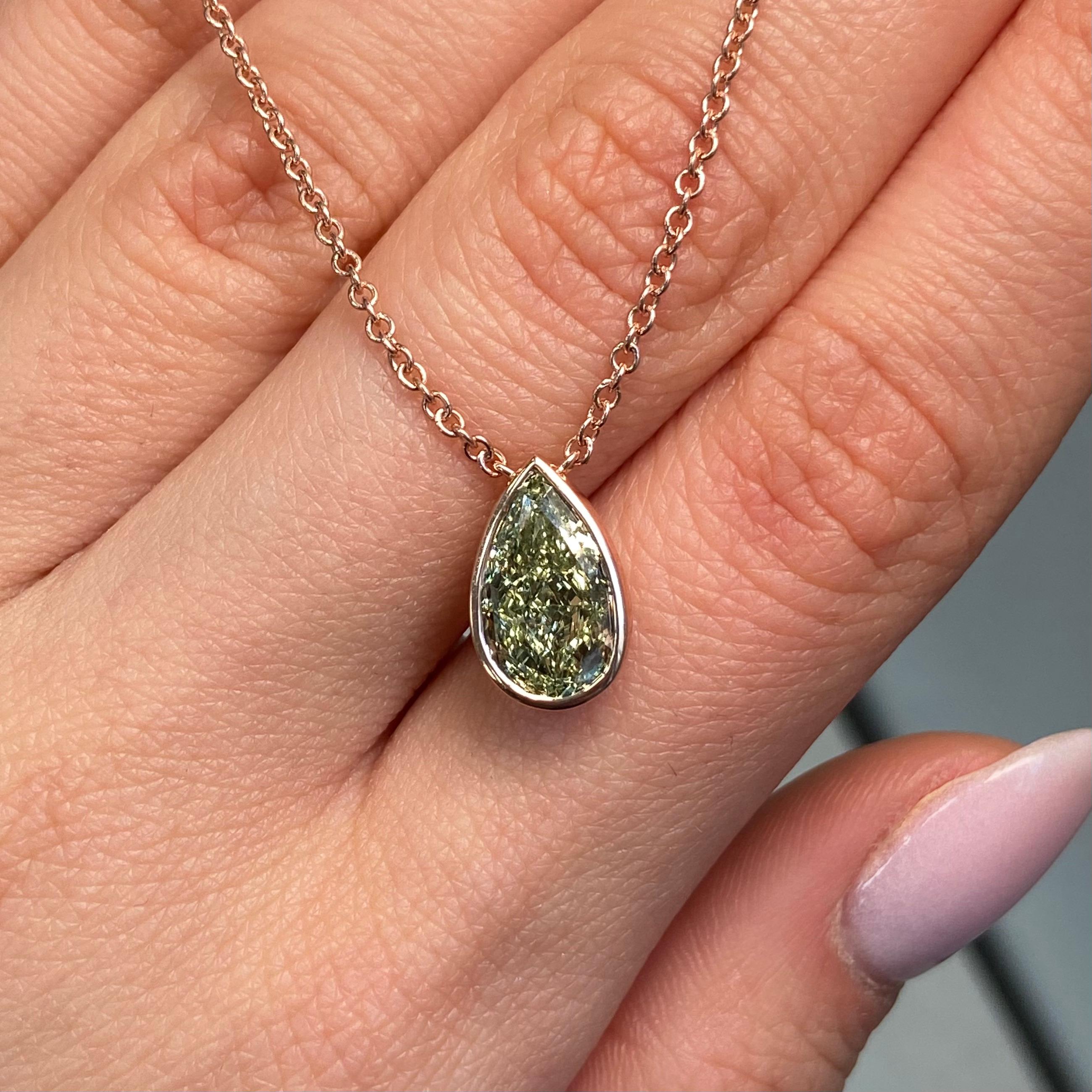 Questo elegante ciondolo presenta un diamante a forma di pera da 3,01 carati Fancy Greenish Yellow, certificato GIA e classificato VS2 per una chiarezza eccezionale. Tagliata con perizia secondo gli standard Excellent e Very Good, la pietra mostra