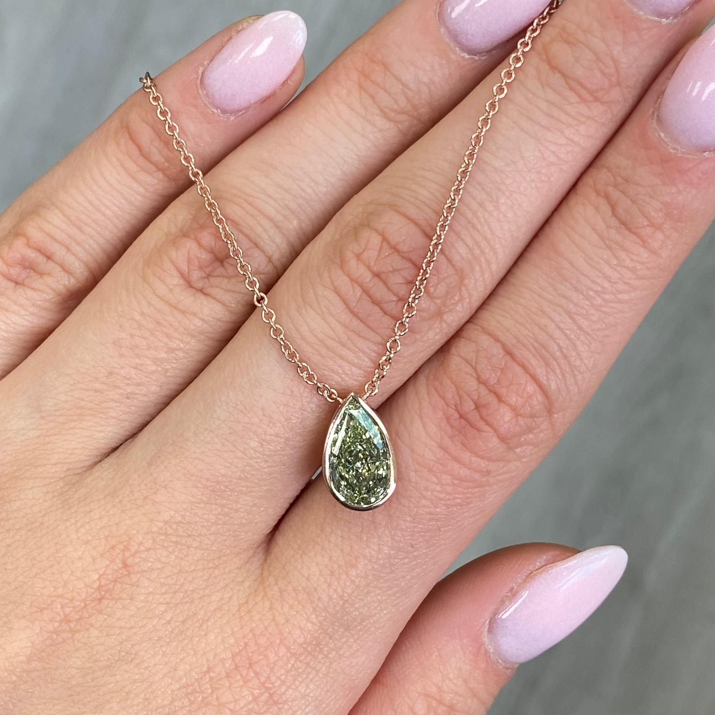 Moderno Collana con ciondolo a pera verde e castone rosa da 3 carati in vendita