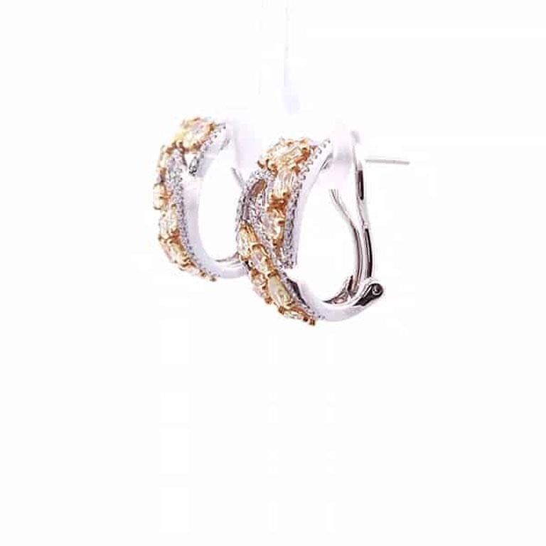 Questi splendidi orecchini a leva con diamante da 3,69 carati di peso totale sono un mix perfetto di eleganza e brillantezza. Con 3,08 carati di squisiti diamanti gialli di varie forme, questi orecchini creano un'accattivante esposizione di colori e