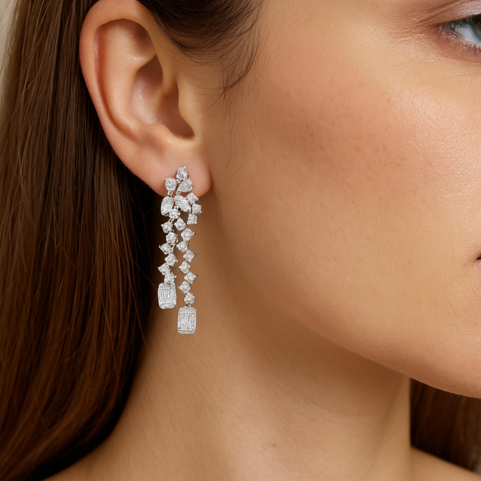 Questi orecchini pendenti in oro bianco 14 carati con cluster di diamanti naturali da 3 carati sono caratterizzati da un cluster rotondo a forma di marquise e pera sulla parte superiore, con diamanti rotondi incastonati a zig zag e un cluster di