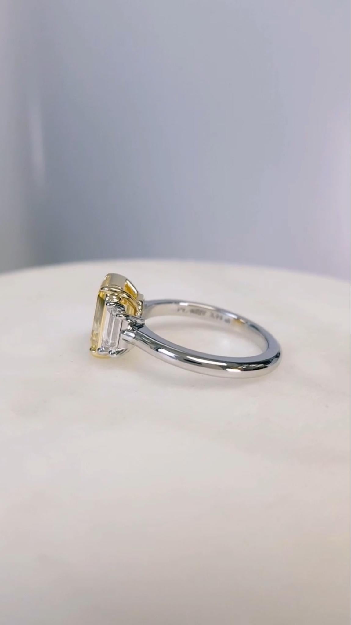 Anillo de compromiso de tres piedras con diamante amarillo fantasía natural de 3 quilates, GIA, platino. Contemporáneo