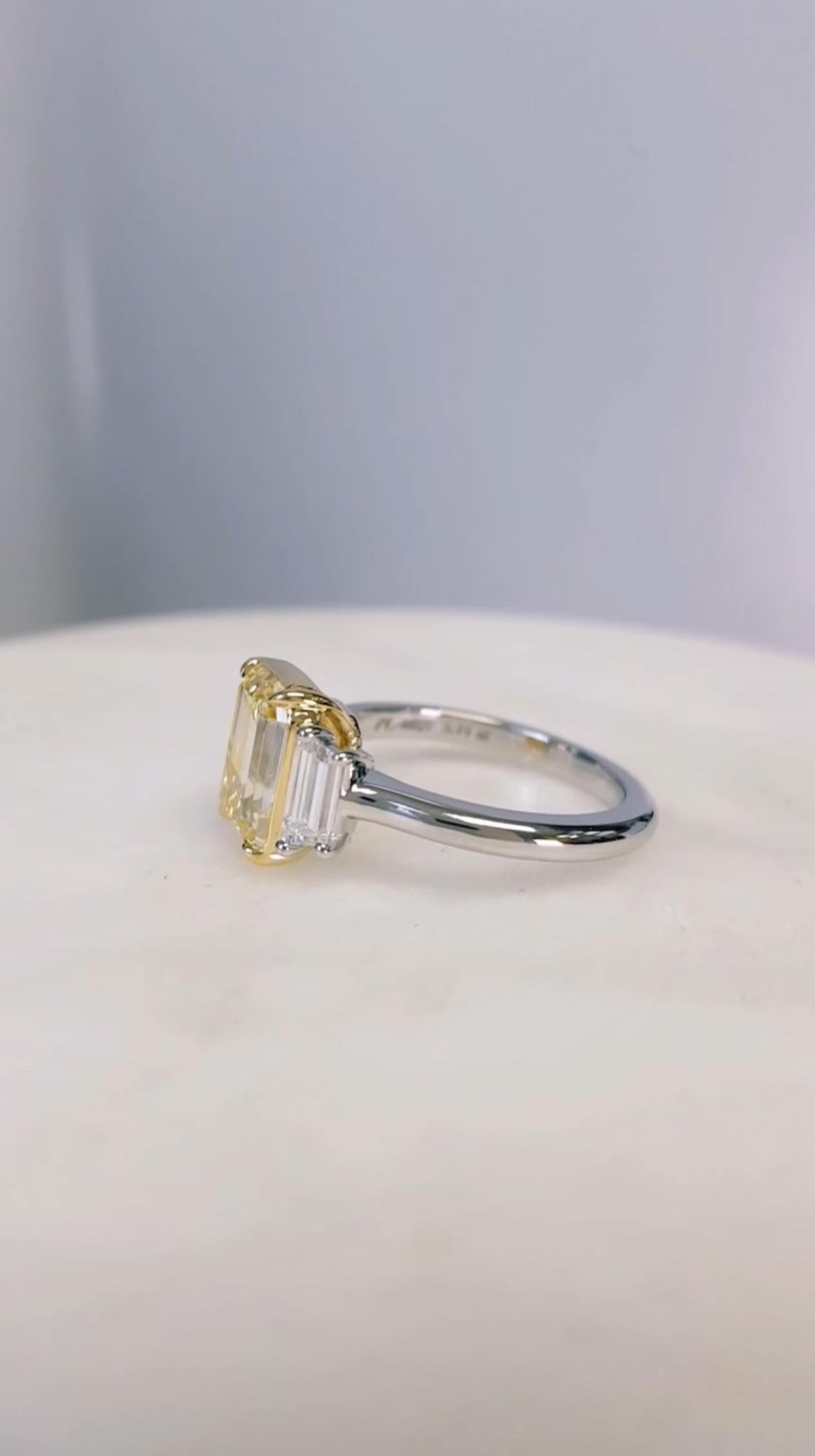Anillo de compromiso de tres piedras con diamante amarillo fantasía natural de 3 quilates, GIA, platino. Corte esmeralda
