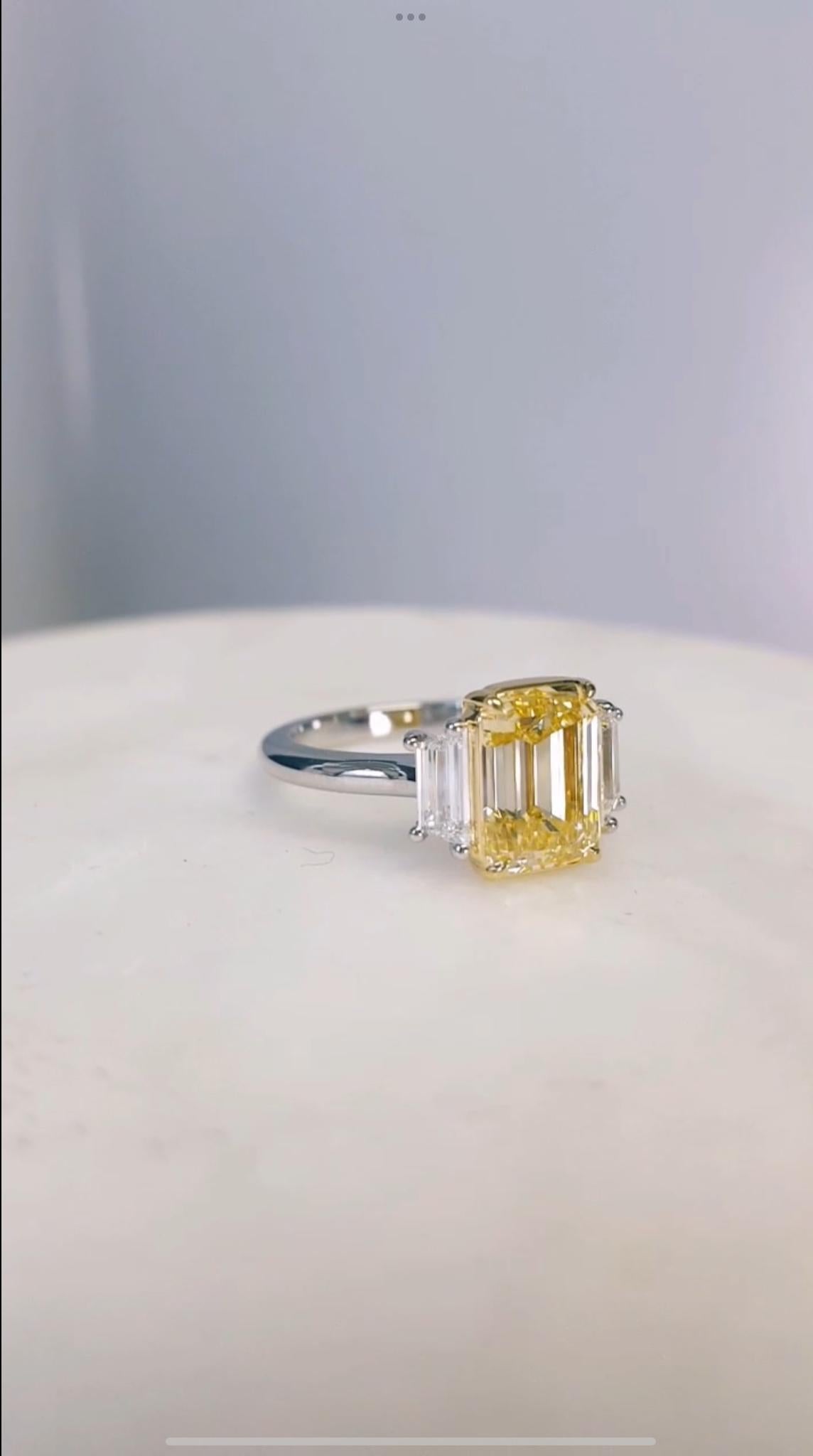 Anillo de compromiso de tres piedras con diamante amarillo fantasía natural de 3 quilates, GIA, platino. en Nuevo Estado en New York, NY