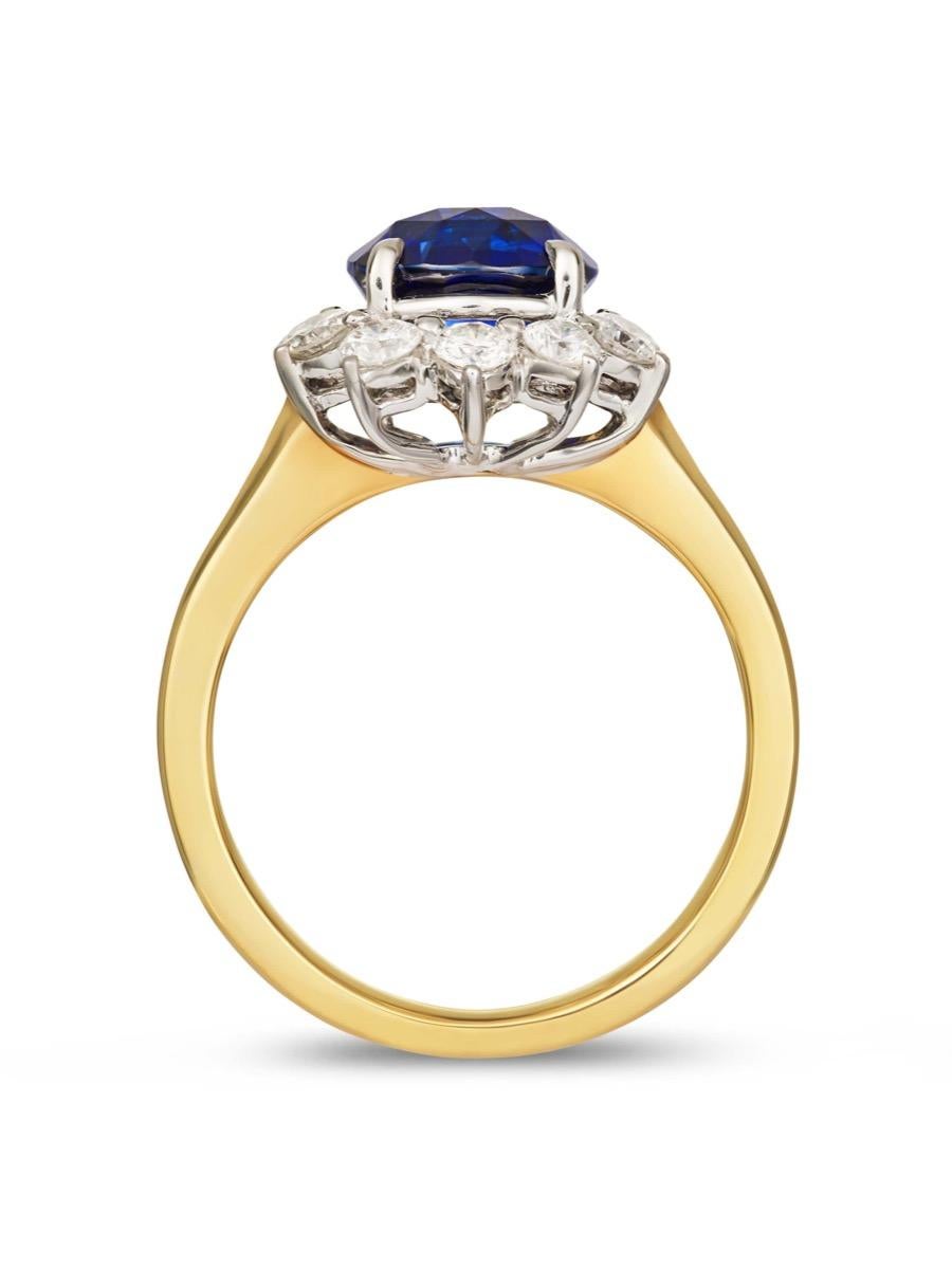 Taille ovale Bague avec saphir bleu royal naturel de 3 carats et diamants en vente