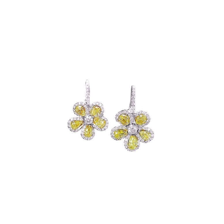 La Collection Nature présente une paire de boucles d'oreilles en or 18 carats, composées de fleurs en forme de poire et de diamants jaunes naturels de 2,47 carats. Serti de 112 brillants ronds de 0,62 carat. Ces boucles d'oreilles ressemblent à une