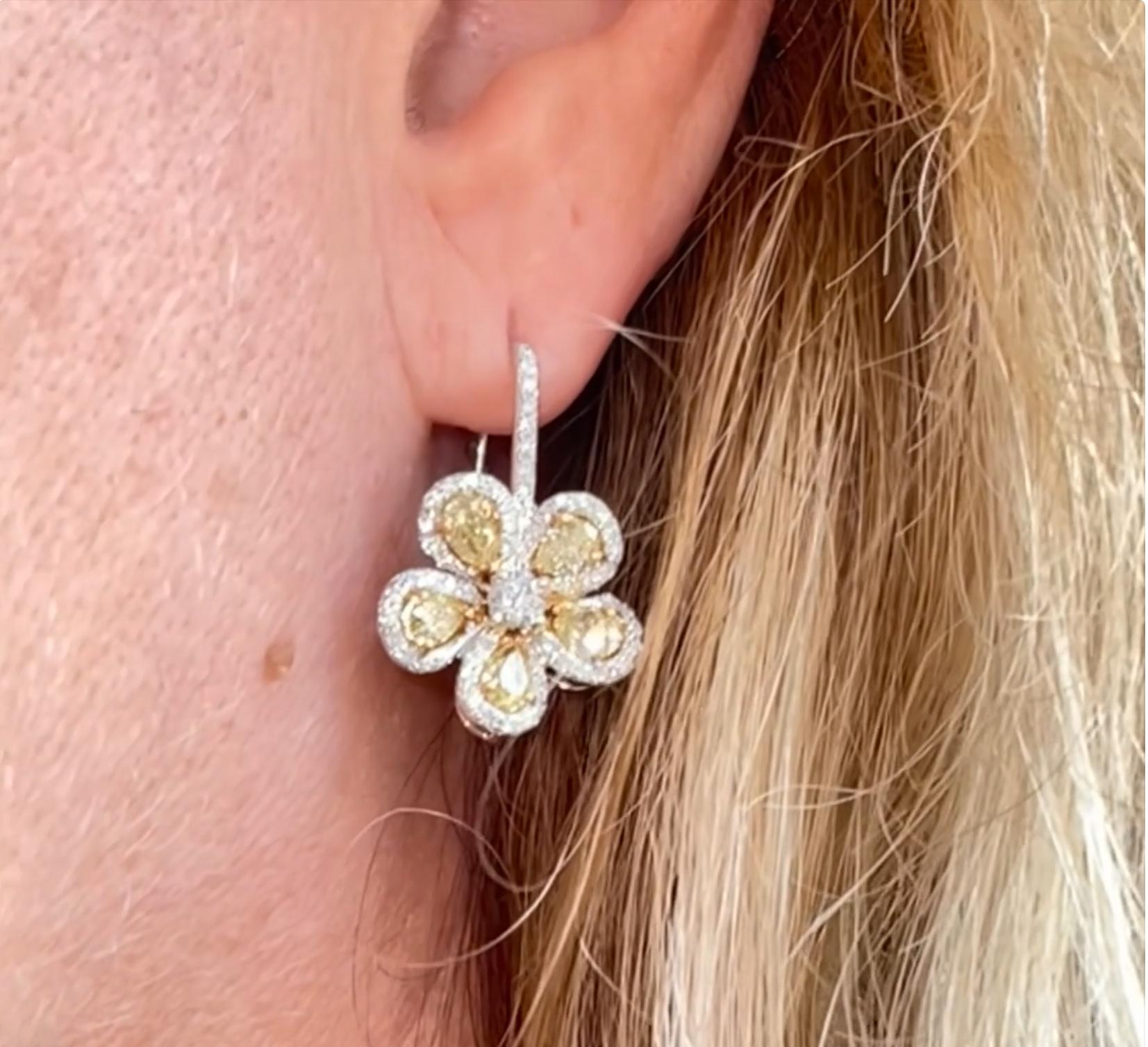 Contemporain Boucles d'oreilles fleurs en or 18 carats 3 carats diamant naturel jaune et blanc. GIA en vente