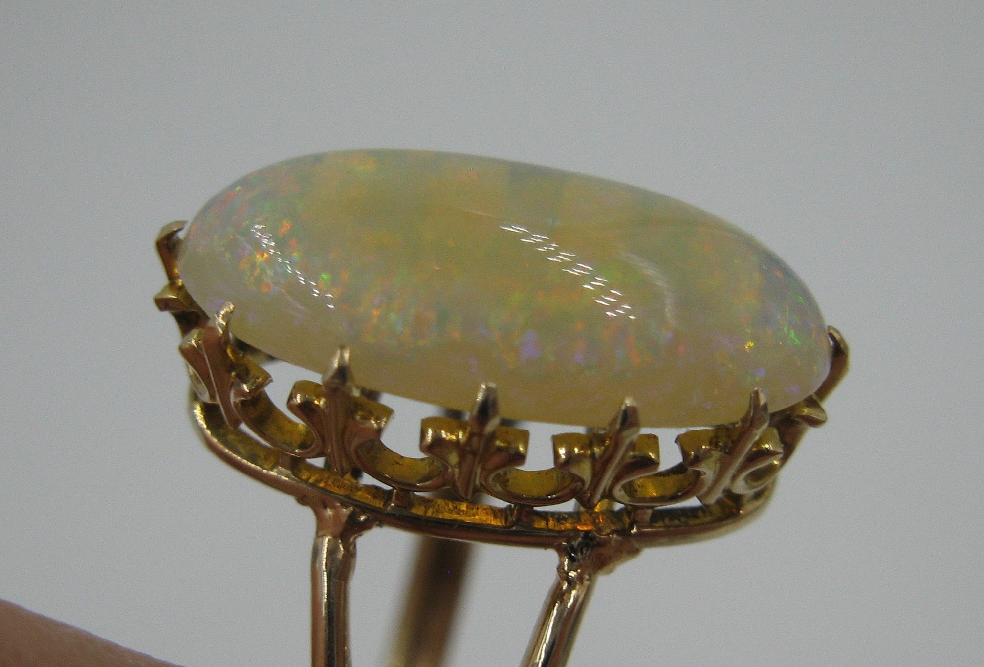 REGÁLATE UN MARAVILLOSO ANILLO DE ÓPALO DE TRES QUILATES DE MEDIADOS DE SIGLO EN ORO AMARILLO DE 14K.
¡El efecto del precioso cabujón de ópalo natural en el diseño de mediados de siglo en oro amarillo de 14 quilates crea una joya mágica!  Los