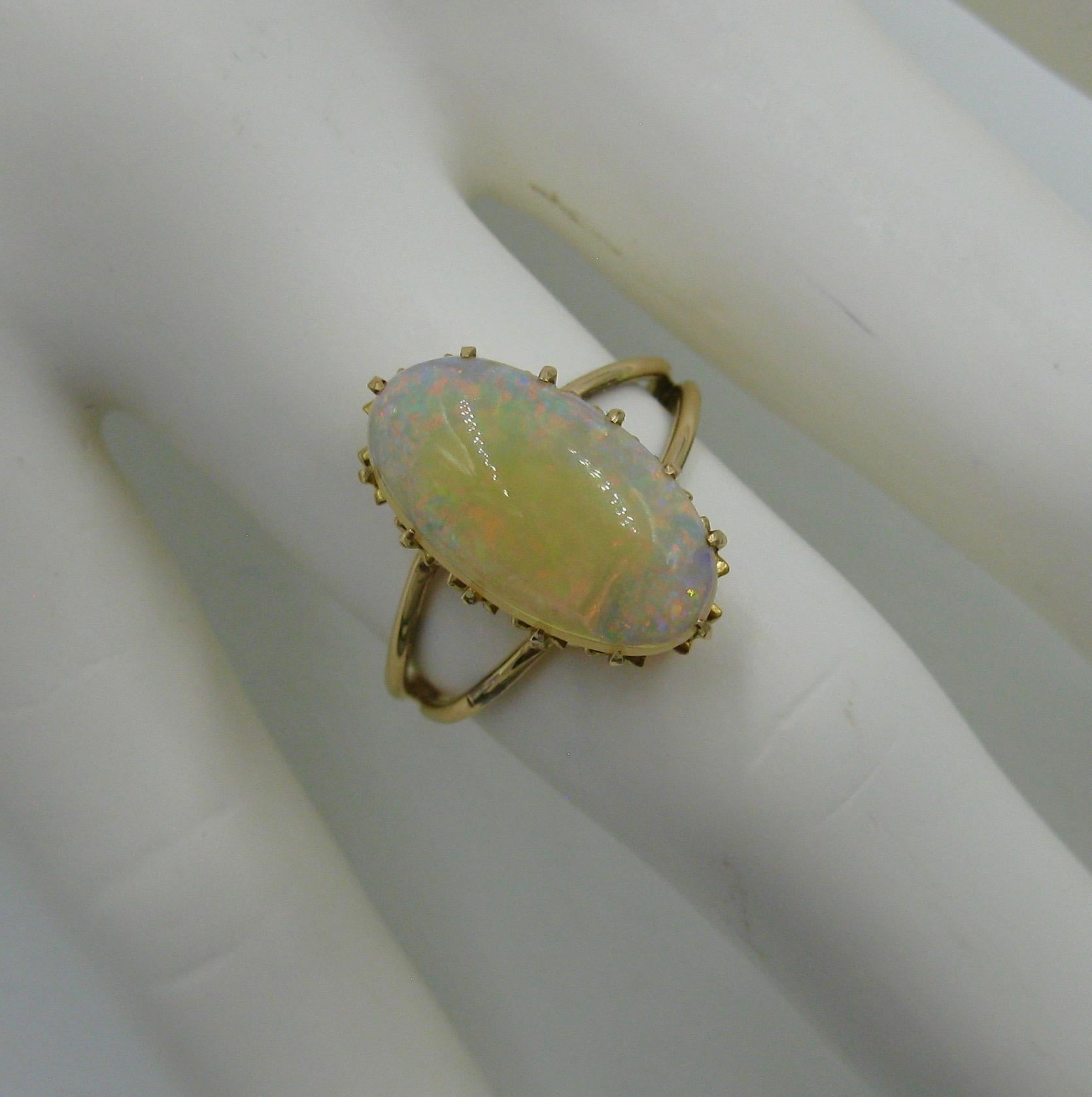 Anillo de ópalo de 3 quilates Oro de 14 quilates Amarillo Verde Naranja Moderno de mediados de siglo en Excelente estado para la venta en New York, NY