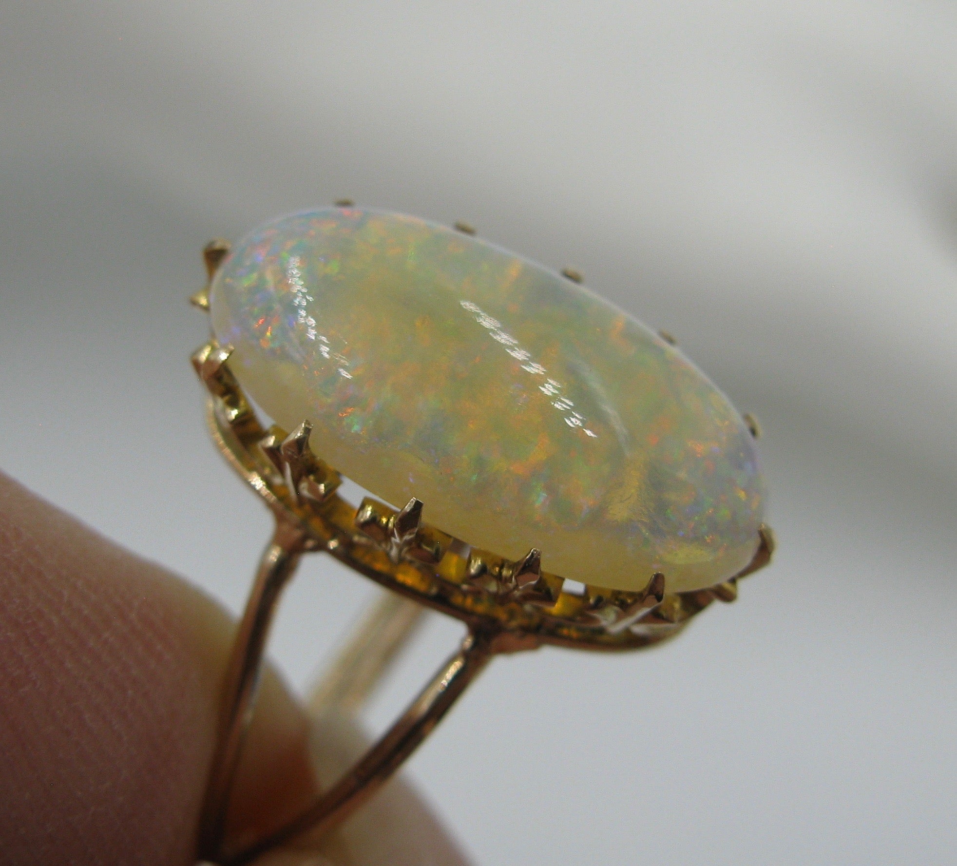 Anello Opale 3 Carati Oro 14 Carati Giallo Verde Arancione Mid-Century Modern in vendita