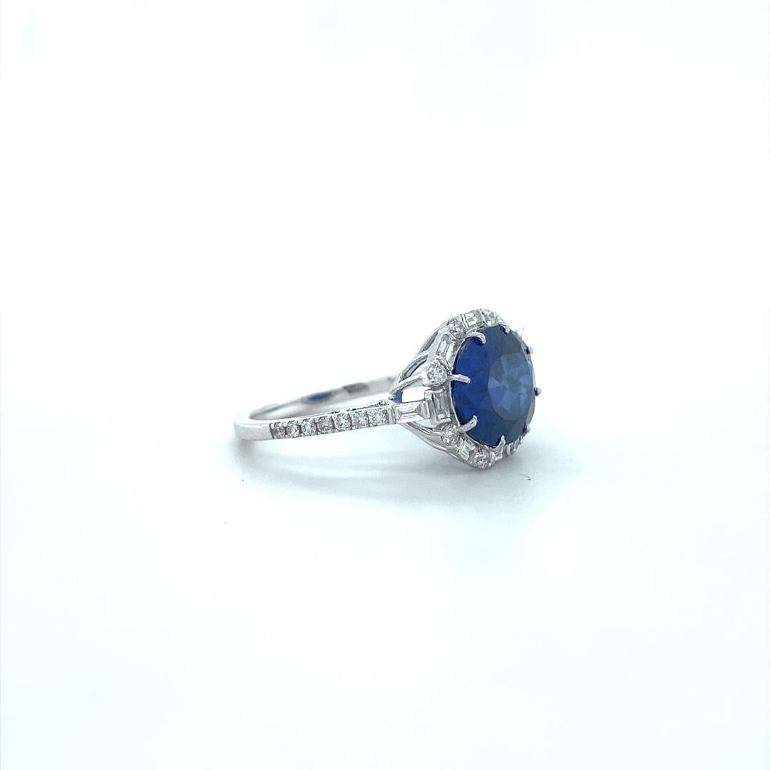 Im Angebot: 3-karätiger ovaler blauer Saphir und Diamanten-Ring aus 18 Karat massivem Gold () 6