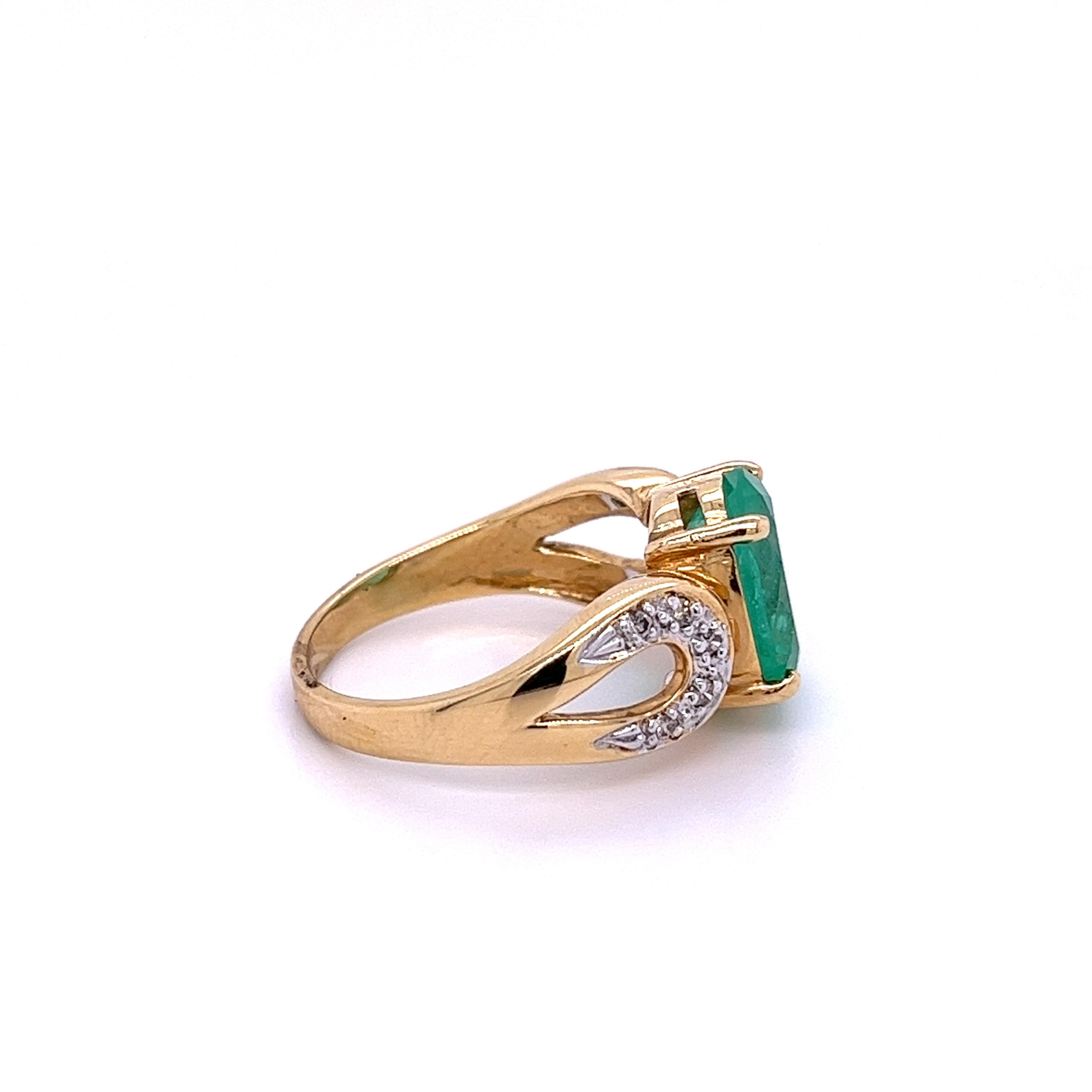 3 carat Oval Cut Colombian Emerald and Diamond Vintage Ring in 14k Yellow Gold In New Condition For Sale In Miami, FL