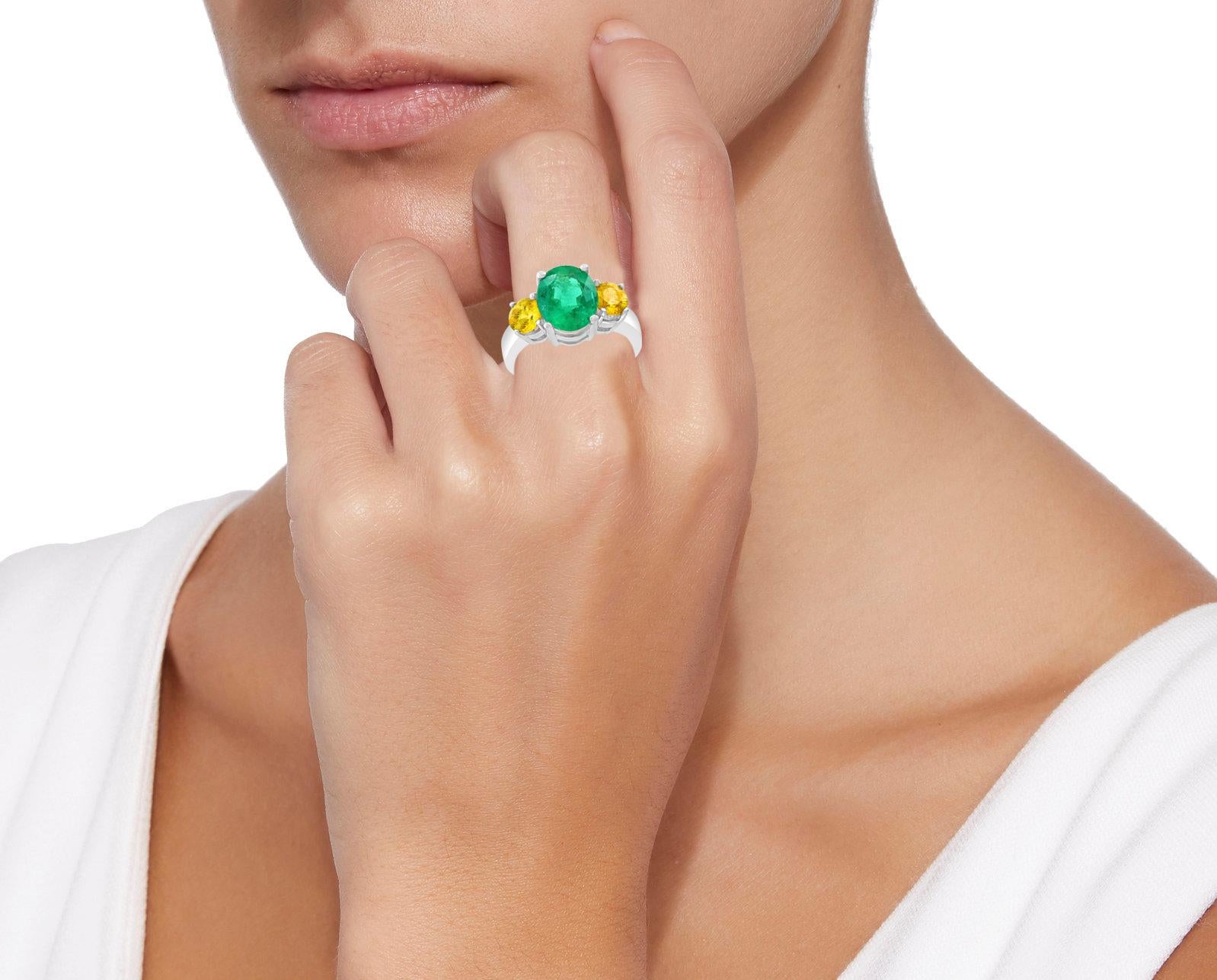 Bague en or 18 carats avec émeraude de Colombie taille ovale de 3 carats et saphir jaune Pour femmes en vente