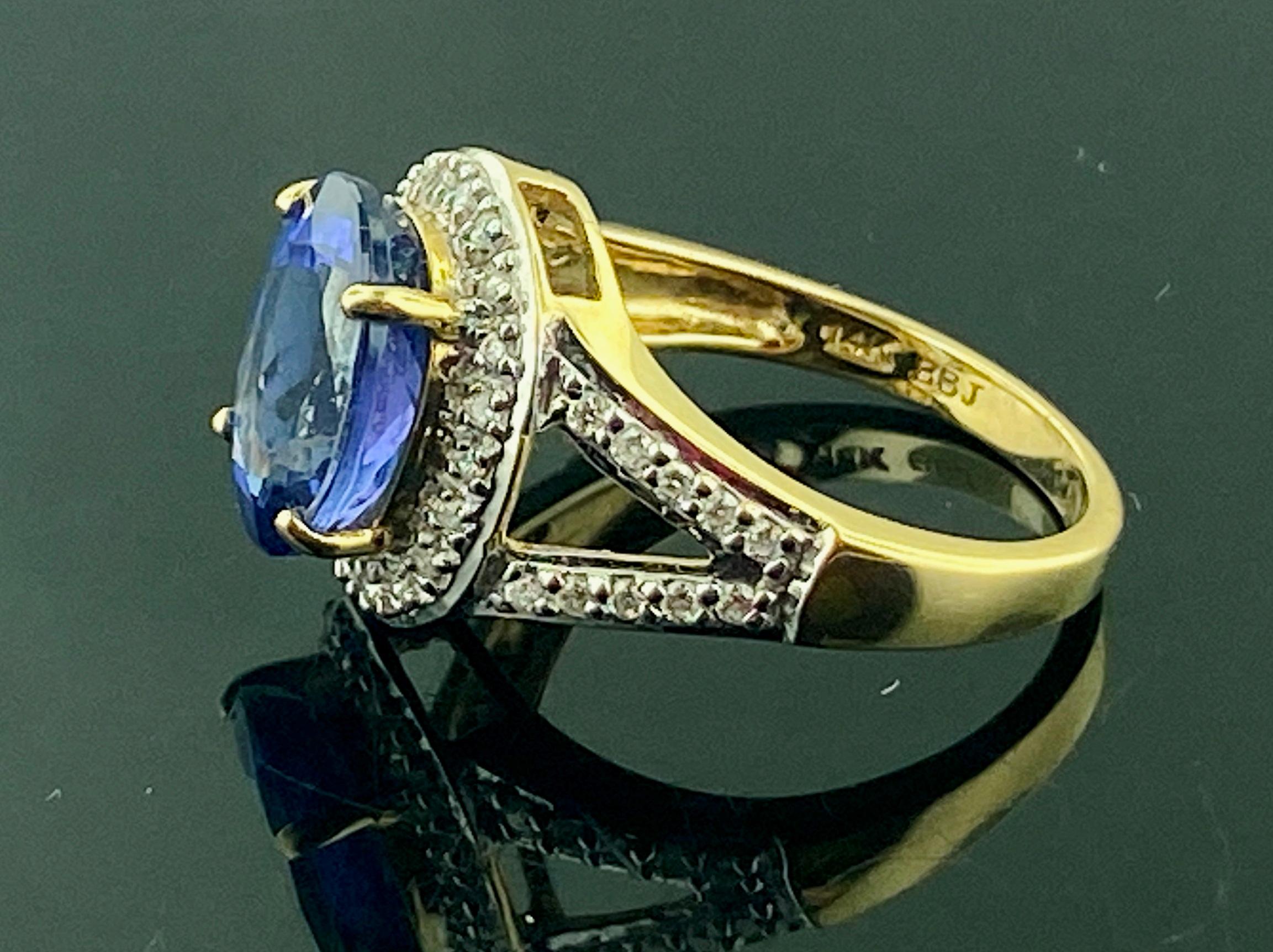 3 Carat Oval Cut Tanzanite & Diamond Ring In Excellent Condition For Sale In Palm Desert, CA