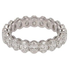 Eternity-Ring mit ovalem Diamanten (3 Karat) aus 18-karätigem Weißgold