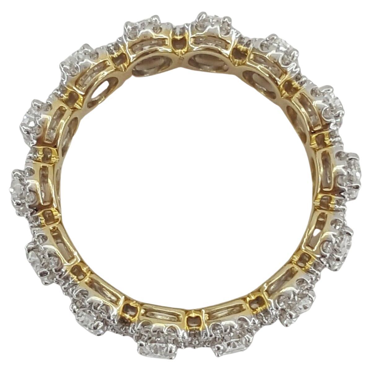Ein exquisiter Ehering aus Gelbgold mit ovalem Brillantschliff und Halo-Diamanten in vollem Kreis.

Der Ring wiegt 4 Gramm, Größe 7, es gibt 14 natürliche Diamanten im ovalen Brillantschliff mit einem Gesamtgewicht von ca. 1,9 ct.