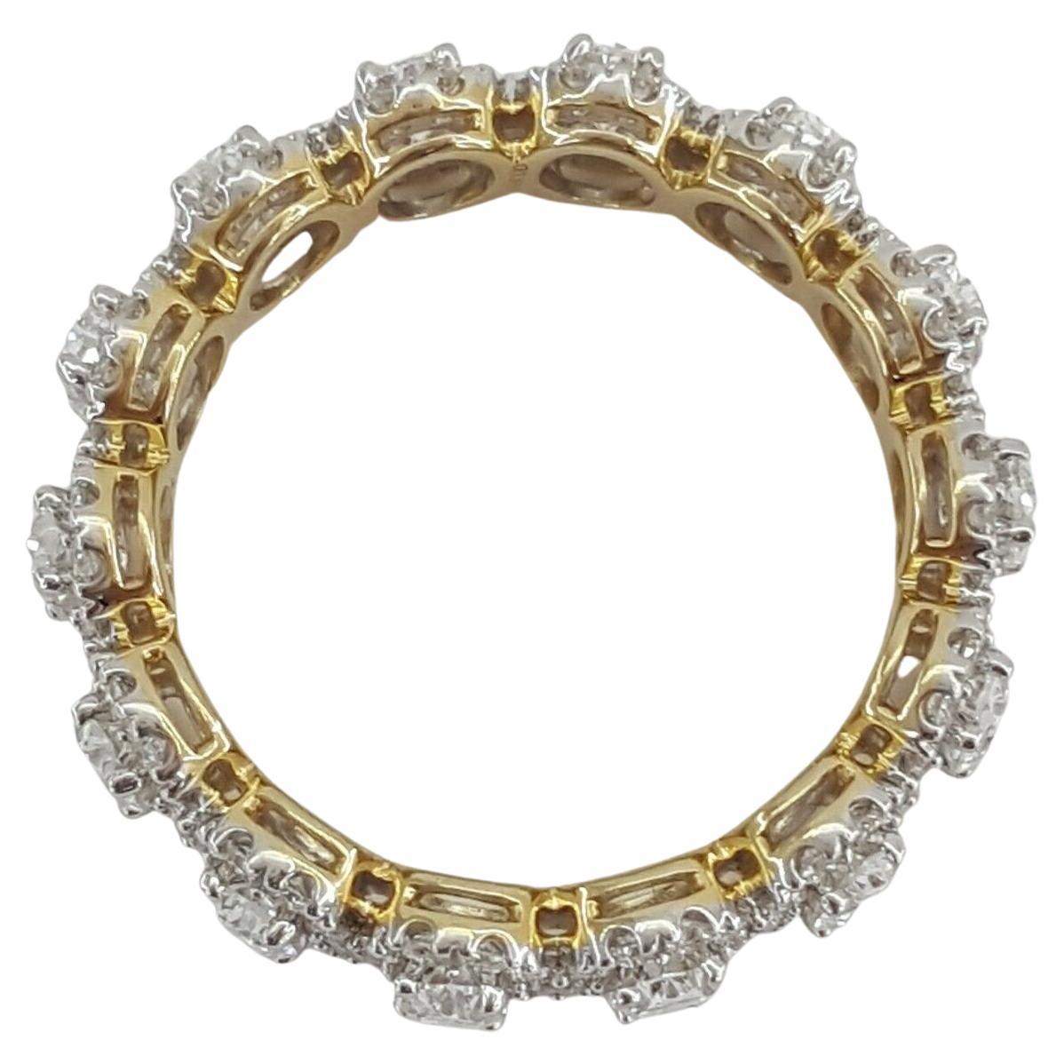Una exquisita alianza de oro amarillo con halo de diamantes de talla brillante ovalada y círculo completo.

El anillo pesa 4 gramos, talla 7, hay 14 Diamantes Ovalados Naturales talla Brillante de aproximadamente 1,9 ct de peso total