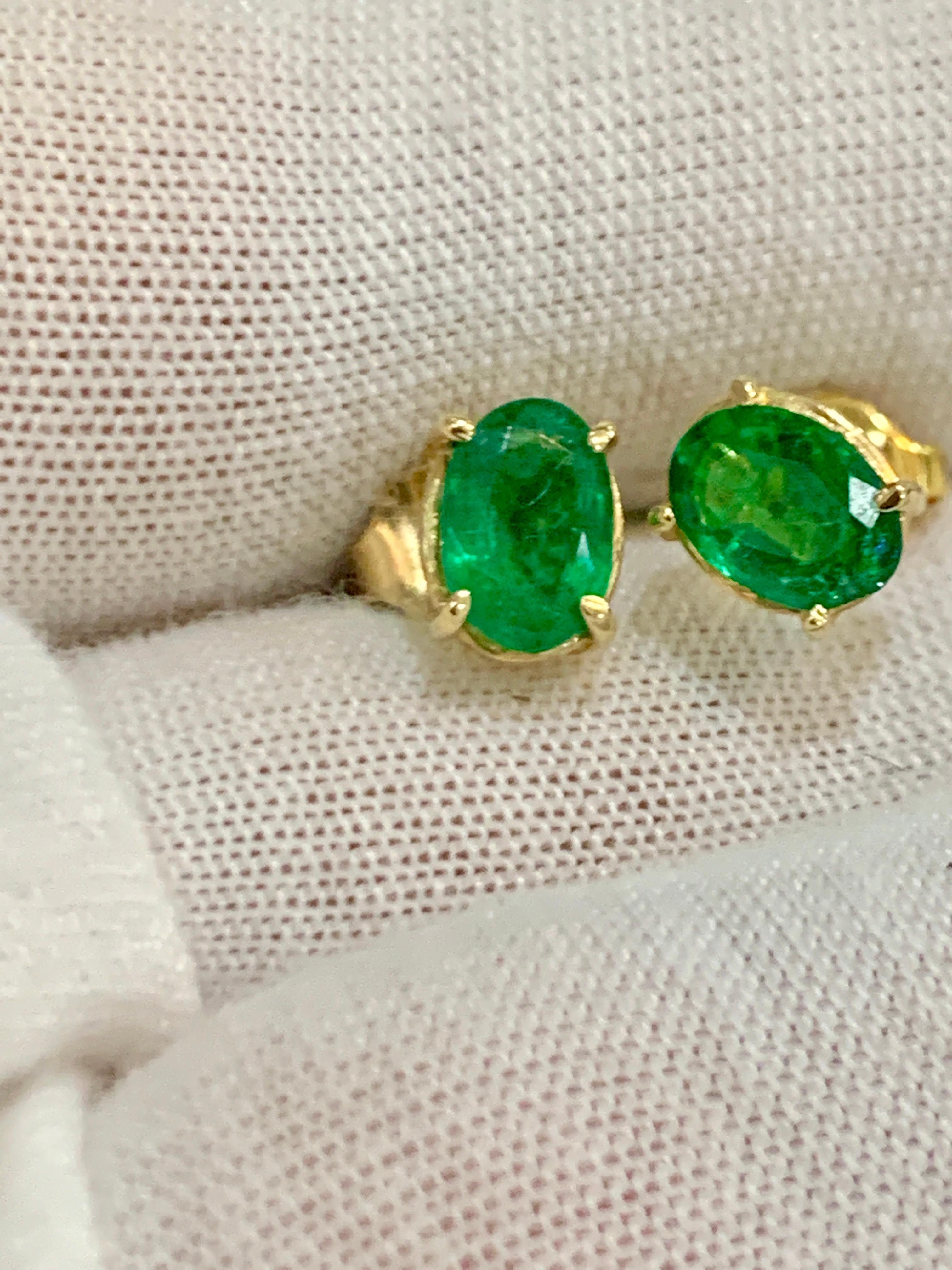 3 Carat Oval Natural Emerald Stud Post Earrings 14 Karat Yellow Gold en vente 1