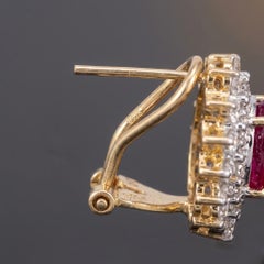 Pendientes de botón con doble halo de rubí ovalado de 3 quilates y diamantes, en oro amarillo de 14k
