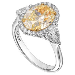 Bague de fiançailles halo à trois pierres avec diamant jaune ovale de 3 carats, certifié IGI.
