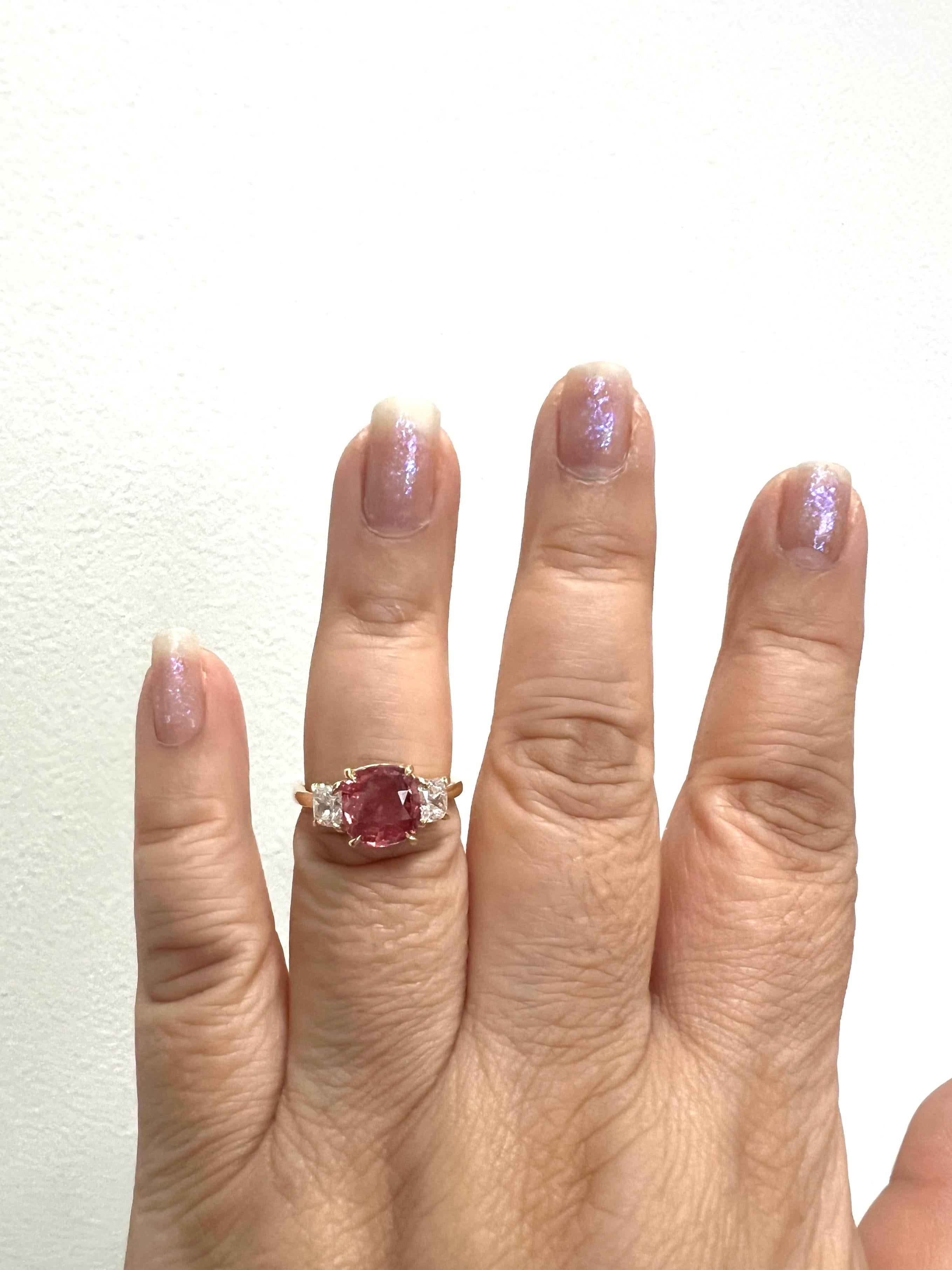 Magnifique coussin de saphir padparadscha de 3,02 ct. et coussin de diamant blanc de 1,03 ct. de bonne qualité E VS.  Fabriqué à la main en or jaune 18k.  Bague taille 6.5.  Livré avec des certificats GIA.