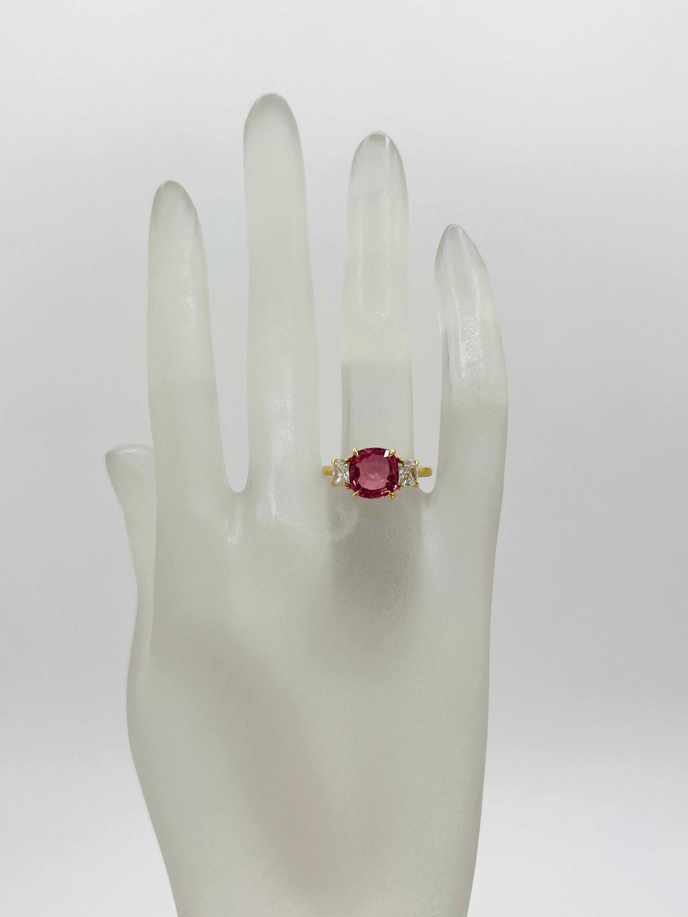 Taille coussin Bague Padparadscha saphir coussin de 3 carats et diamant blanc coussin en or 18 carats en vente
