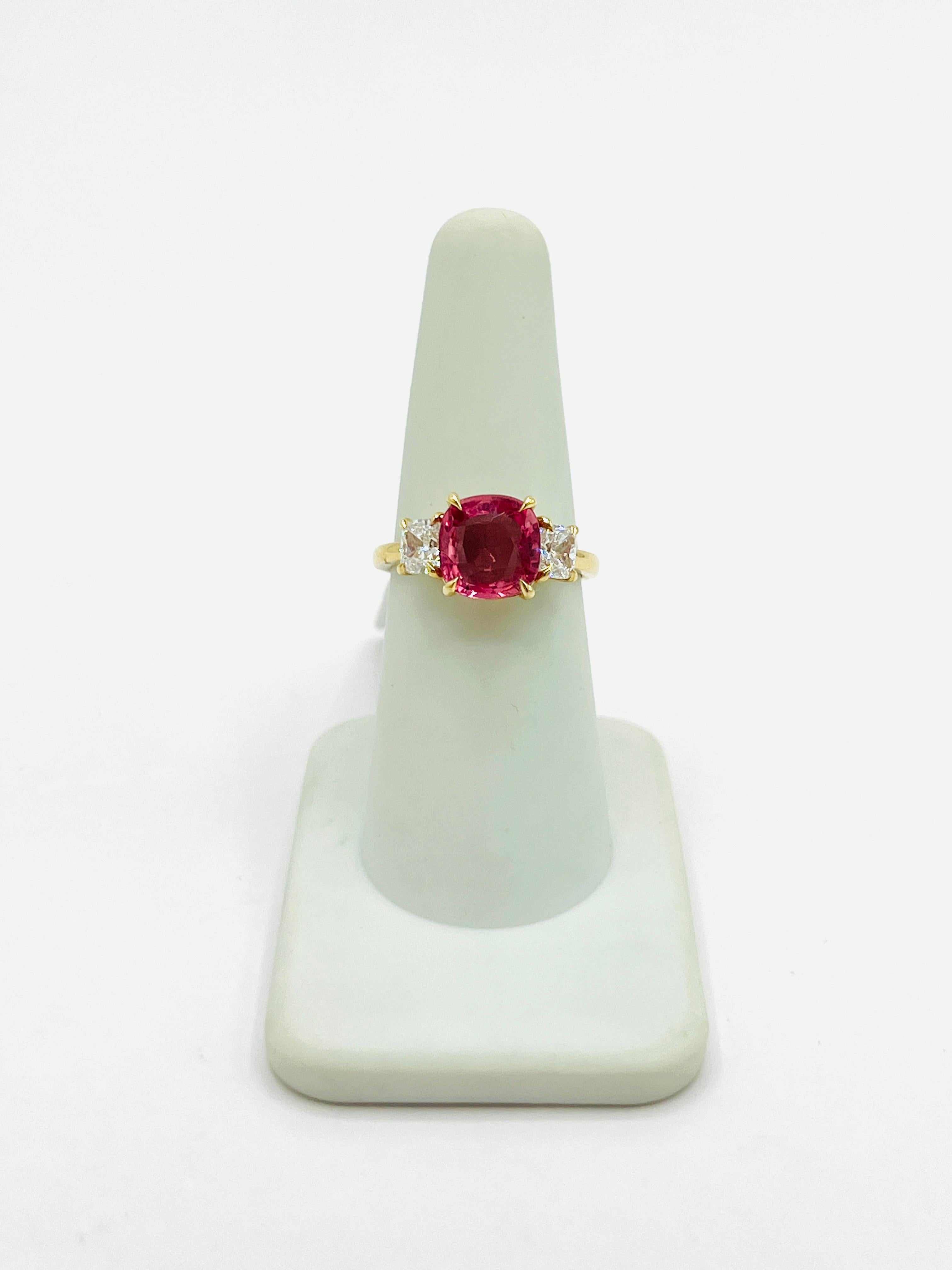 Bague Padparadscha saphir coussin de 3 carats et diamant blanc coussin en or 18 carats Neuf - En vente à Los Angeles, CA
