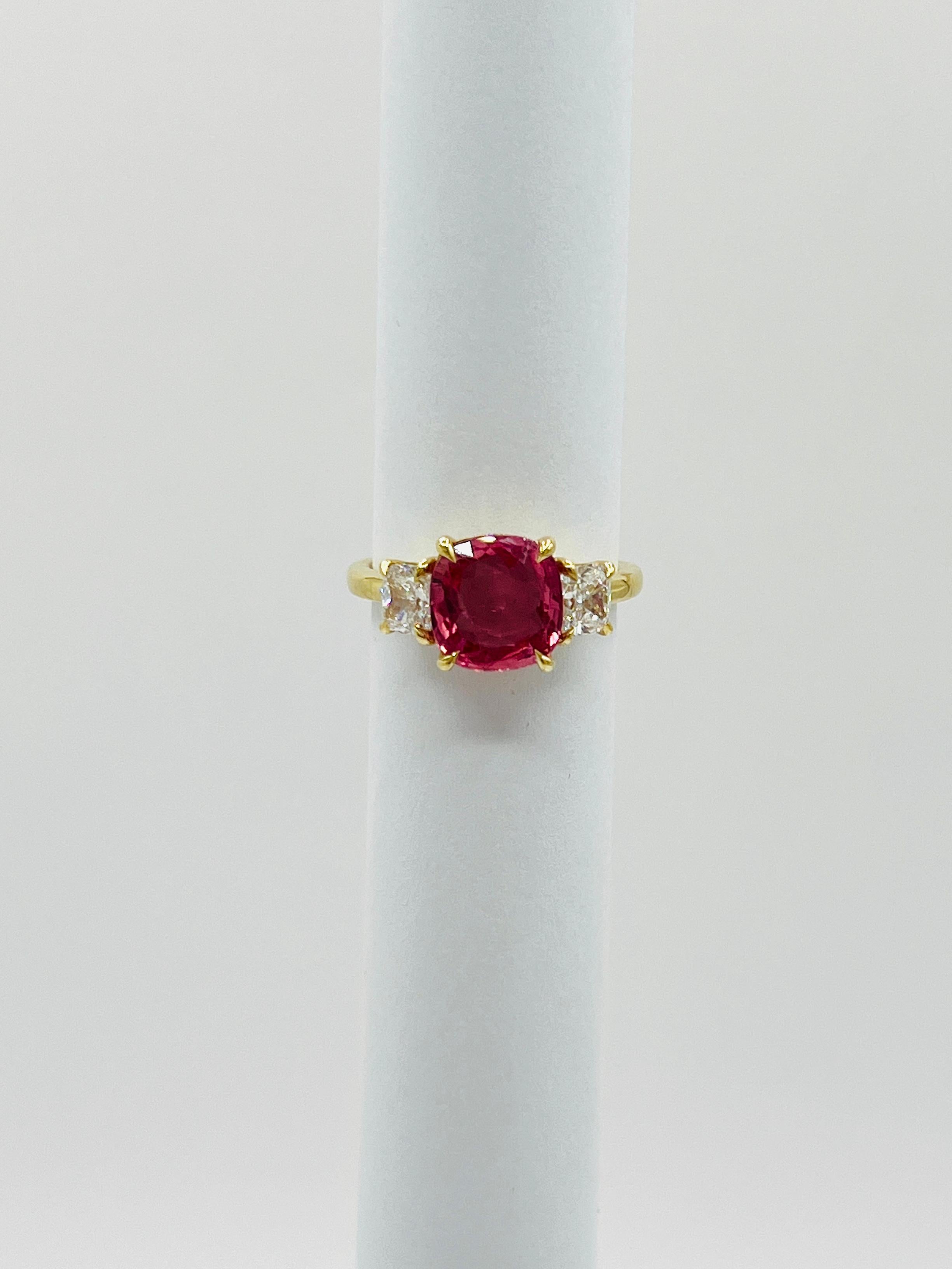 Bague Padparadscha saphir coussin de 3 carats et diamant blanc coussin en or 18 carats Unisexe en vente