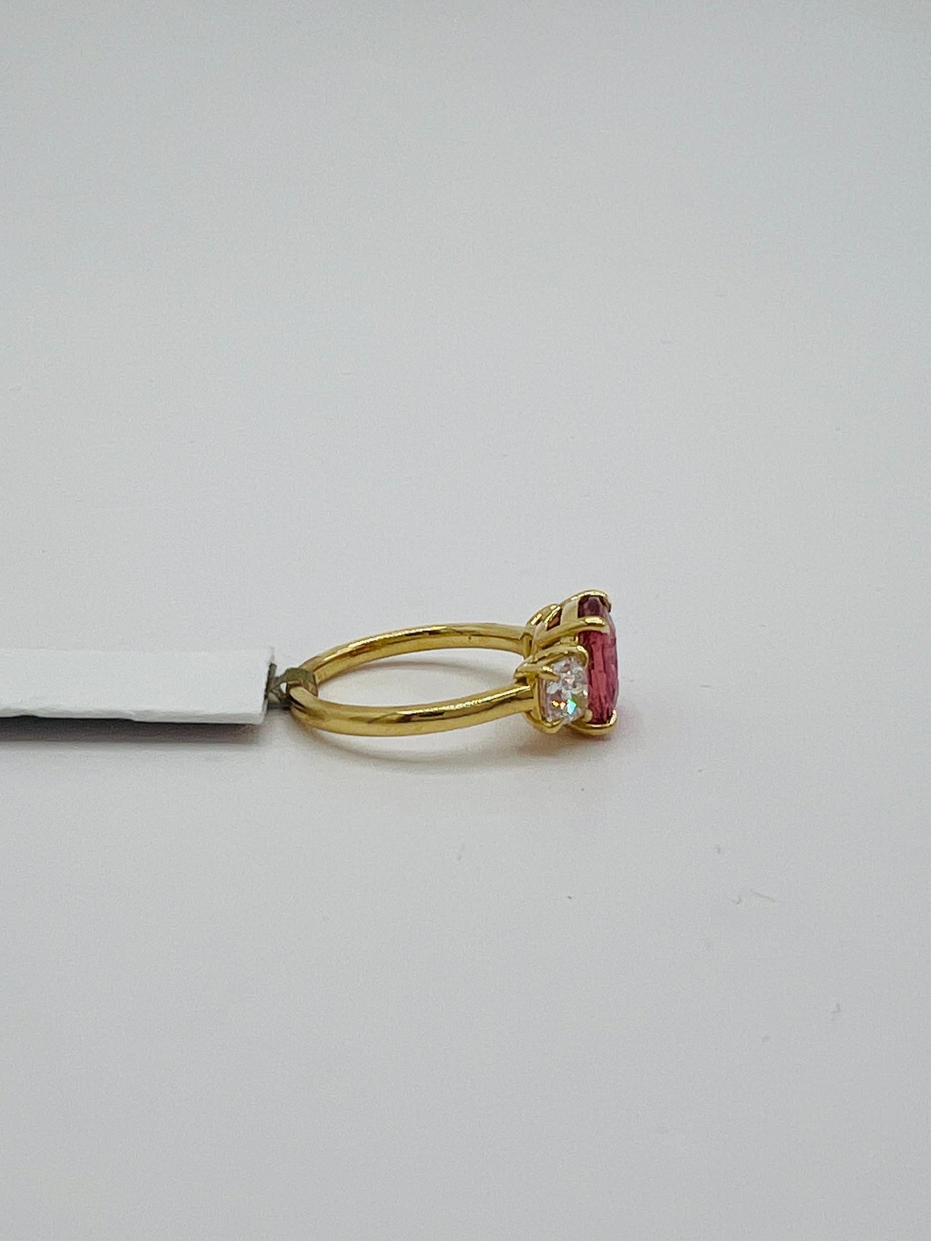 Bague Padparadscha saphir coussin de 3 carats et diamant blanc coussin en or 18 carats en vente 1