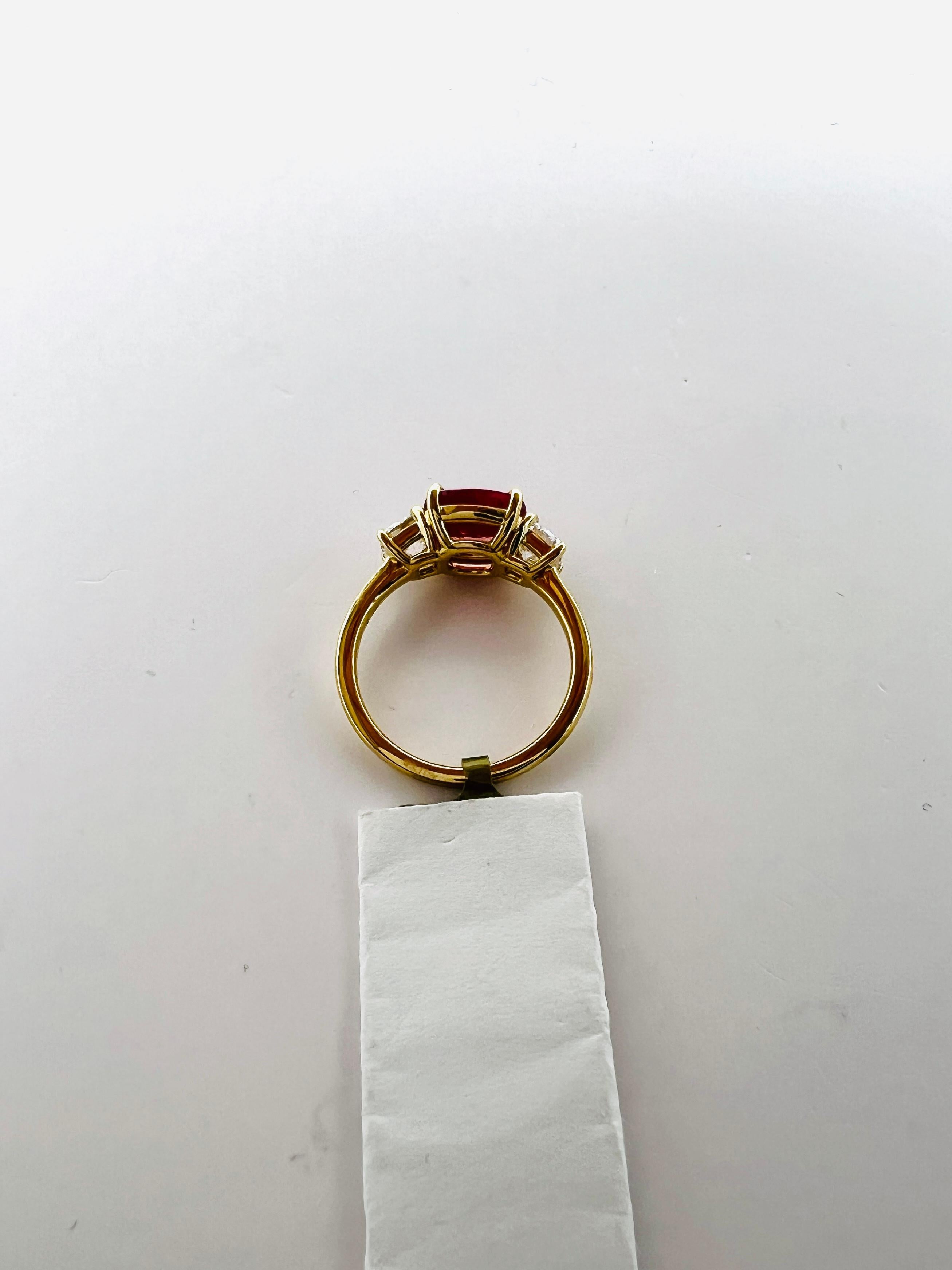 Bague Padparadscha saphir coussin de 3 carats et diamant blanc coussin en or 18 carats en vente 2