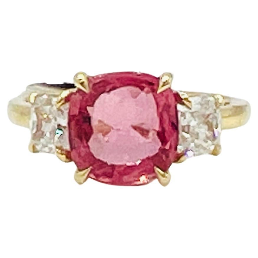 Anillo cojín de zafiro Padparadscha de 3 quilates y diamante blanco en oro de 18 quilates
