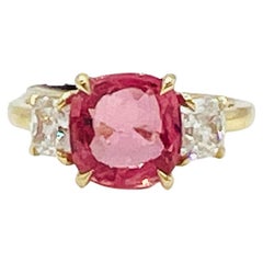 Anillo cojín de zafiro Padparadscha de 3 quilates y diamante blanco en oro de 18 quilates