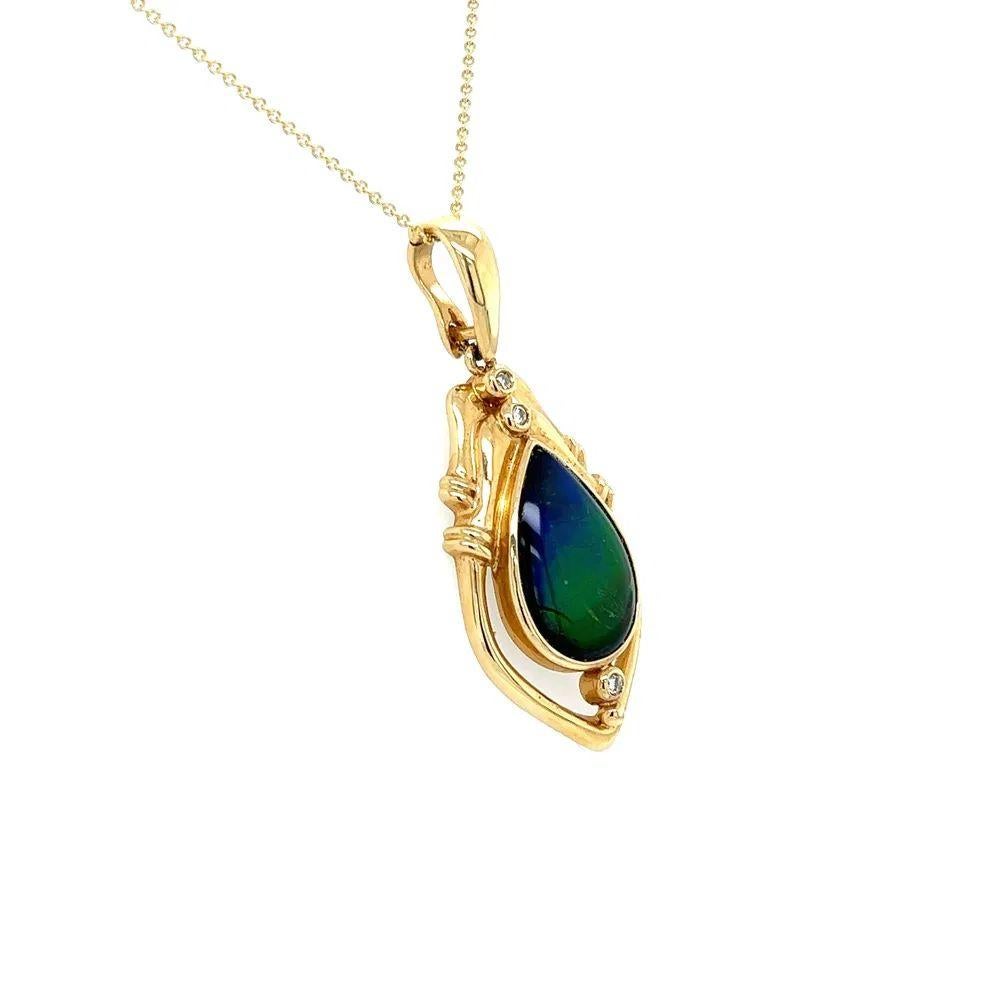 Semplicemente bello! Collana con ciondolo in Ammolite e diamanti in oro, finemente dettagliata. Al centro una Tripletta di Ammolite Pera incastonata a mano, del peso di circa 1,10 Carati. Accentuato da diamanti di circa 0,03tcw. Montaggio