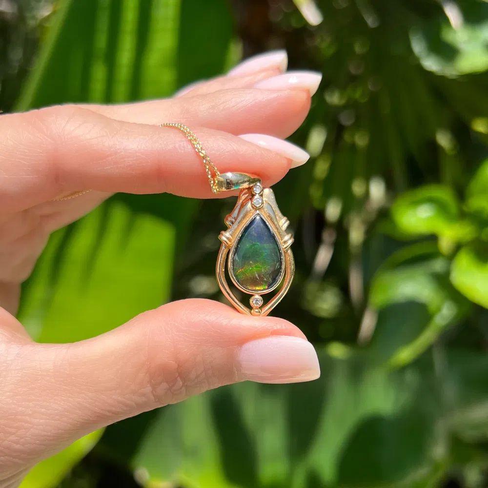 Modernista Collana con ciondolo in oro a balla aperta con pera ammolita da 3 carati e diamante in vendita