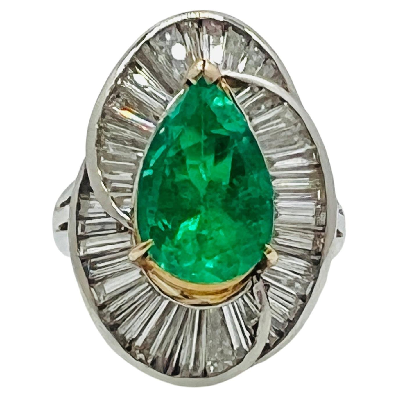 Ring mit einem 3-Karat-Smaragd im Birnen-Schliff und Baguette-Diamanten aus 18-karätigem Gelbgold und Platin