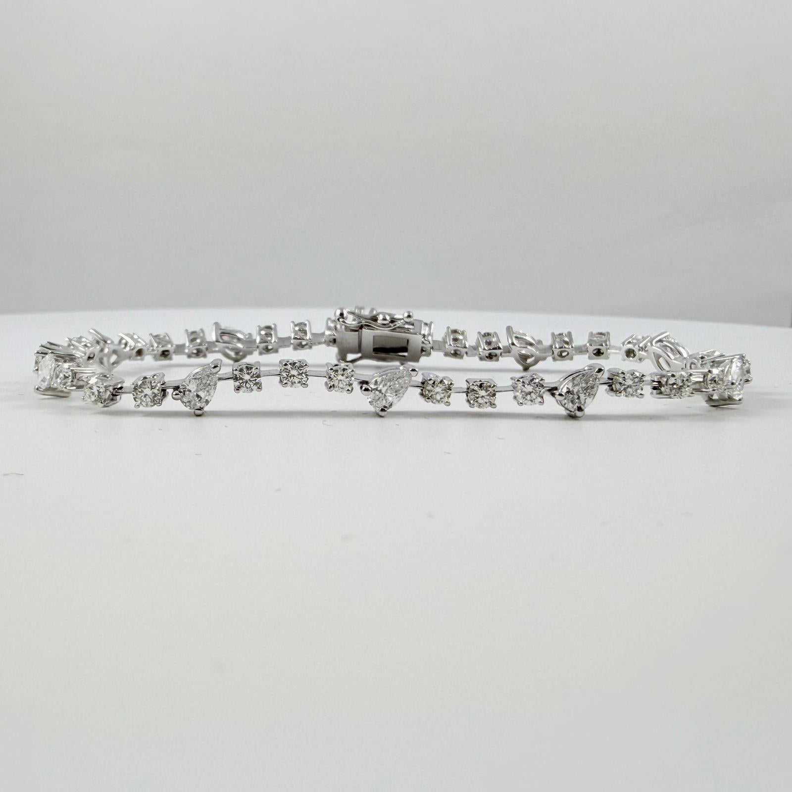 Esta pulsera de moda de diamantes ofrece un distintivo juego de formas, mezclando la elegancia de los diamantes en forma de pera con el brillo de los brillantes redondos. Con 10 diamantes en forma de pera y 30 diamantes redondos para un total de 40
