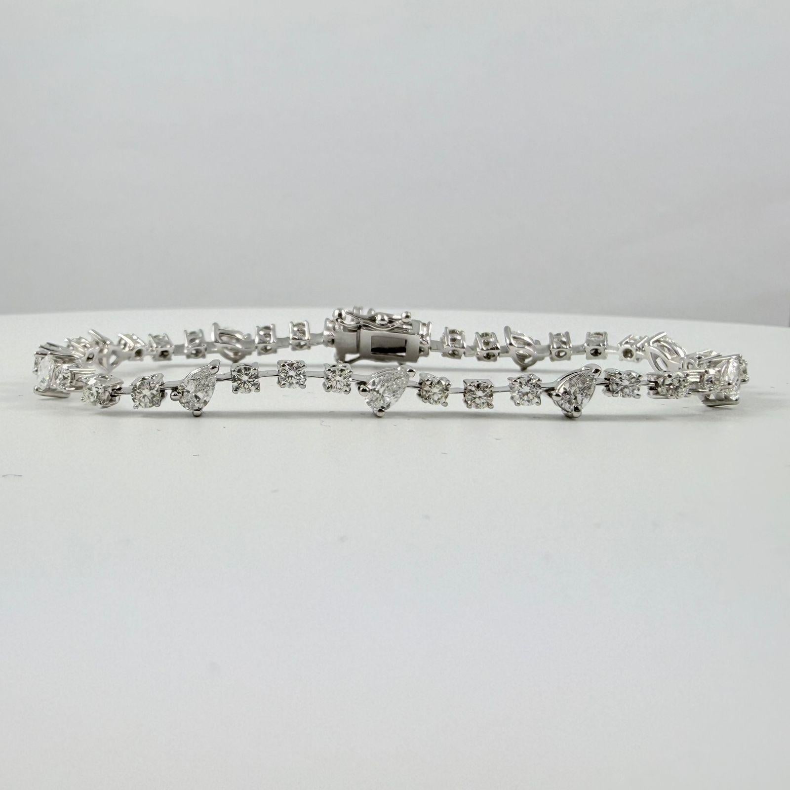 Pulsera de moda con diamantes redondos y en forma de pera de 3 quilates en oro blanco de 14 quilates Contemporáneo en venta