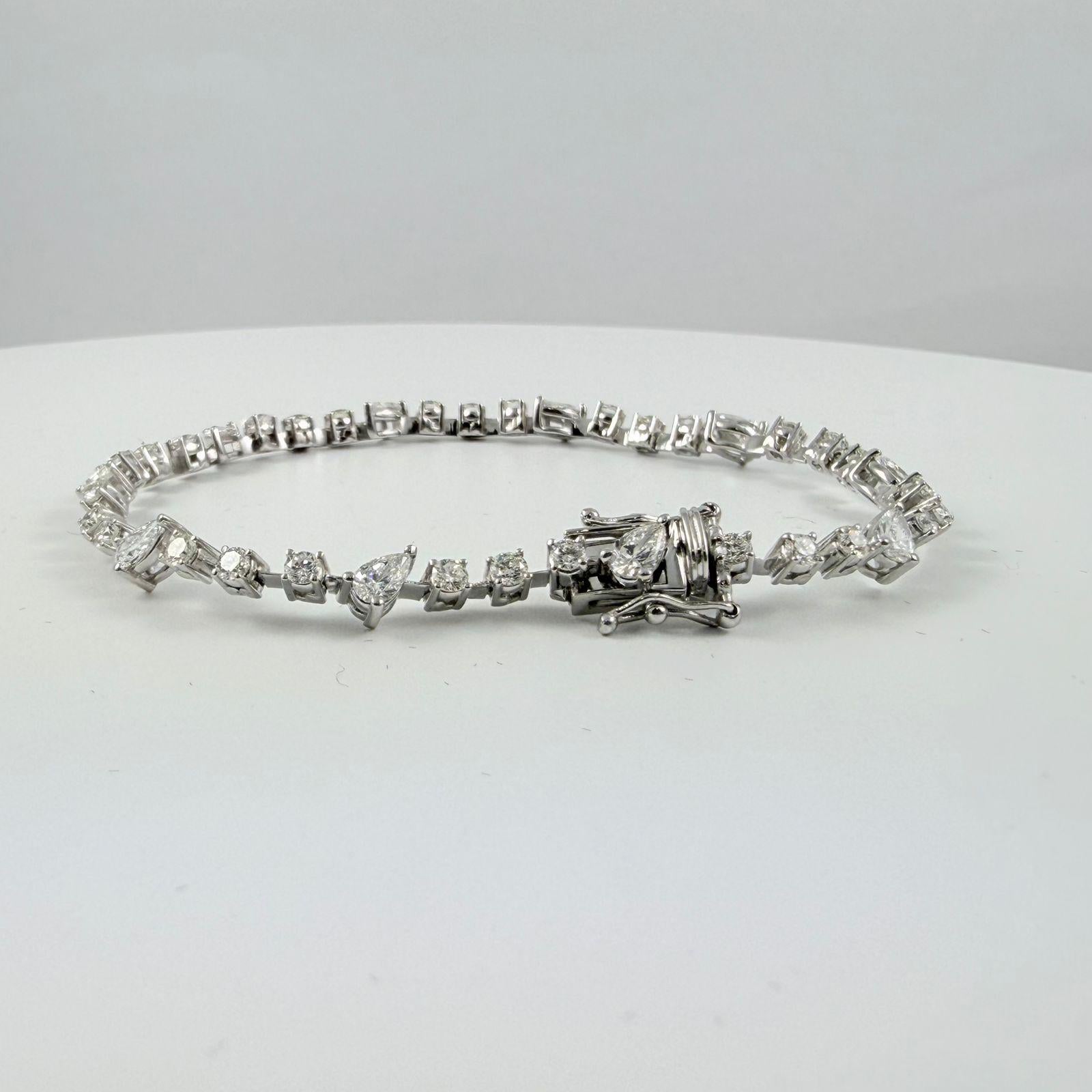Pulsera de moda con diamantes redondos y en forma de pera de 3 quilates en oro blanco de 14 quilates en Nuevo estado para la venta en New York, NY
