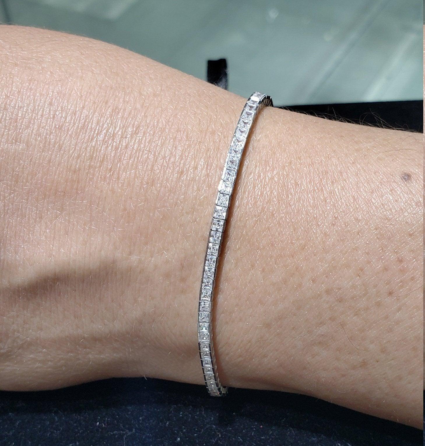 Bracciale Tennis ♥ Descrizione ♥

Pietra principale: Zirconia cubica
Circa. Peso totale dei carati: 3,00cttw
Taglio della pietra: Taglio a principessa
Tipo di metallo: Oro bianco 14K o oro giallo 14K 
Lunghezza bracciale: 7 pollici 
Peso: 7 - 8