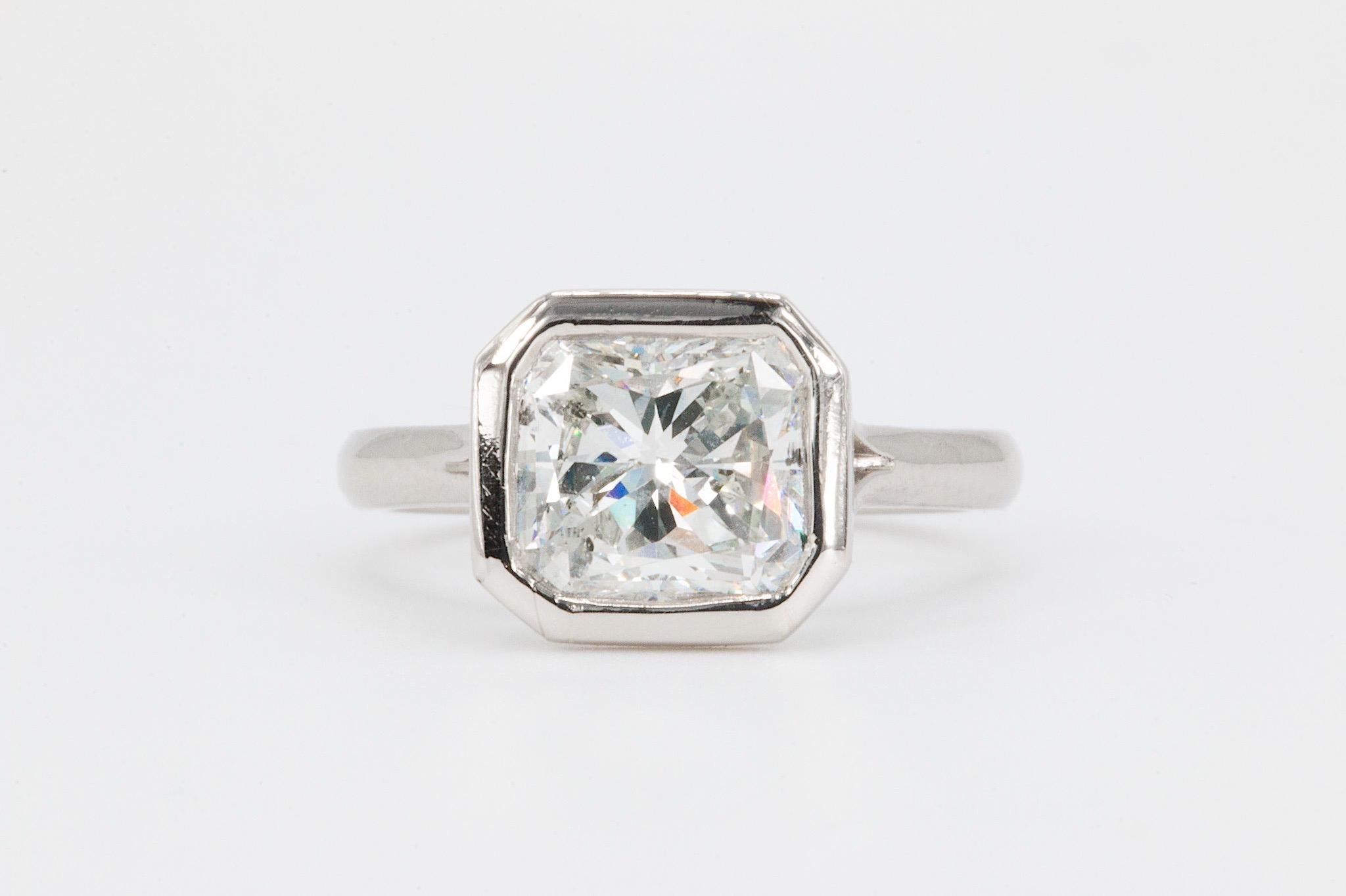 Anillo de platino con bisel de diamantes talla radiante de 3 quilates

Haz una declaración audaz pero refinada con este impresionante anillo, que incluye un diamante natural de talla radiante de aproximadamente 3,00 quilates. De color G y claridad