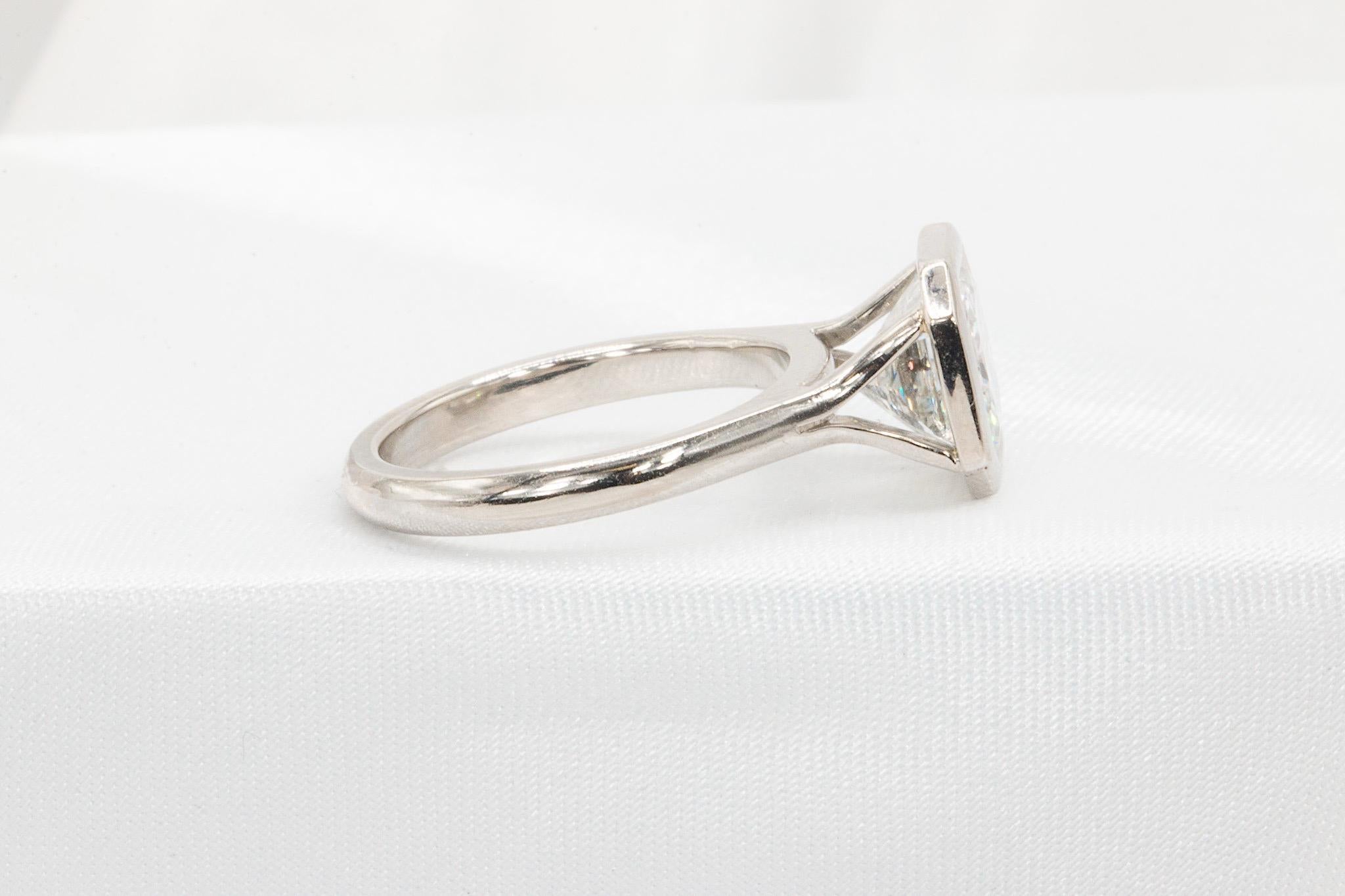 Anillo de platino con bisel de diamantes talla radiante de 3 quilates Corte radiante en venta