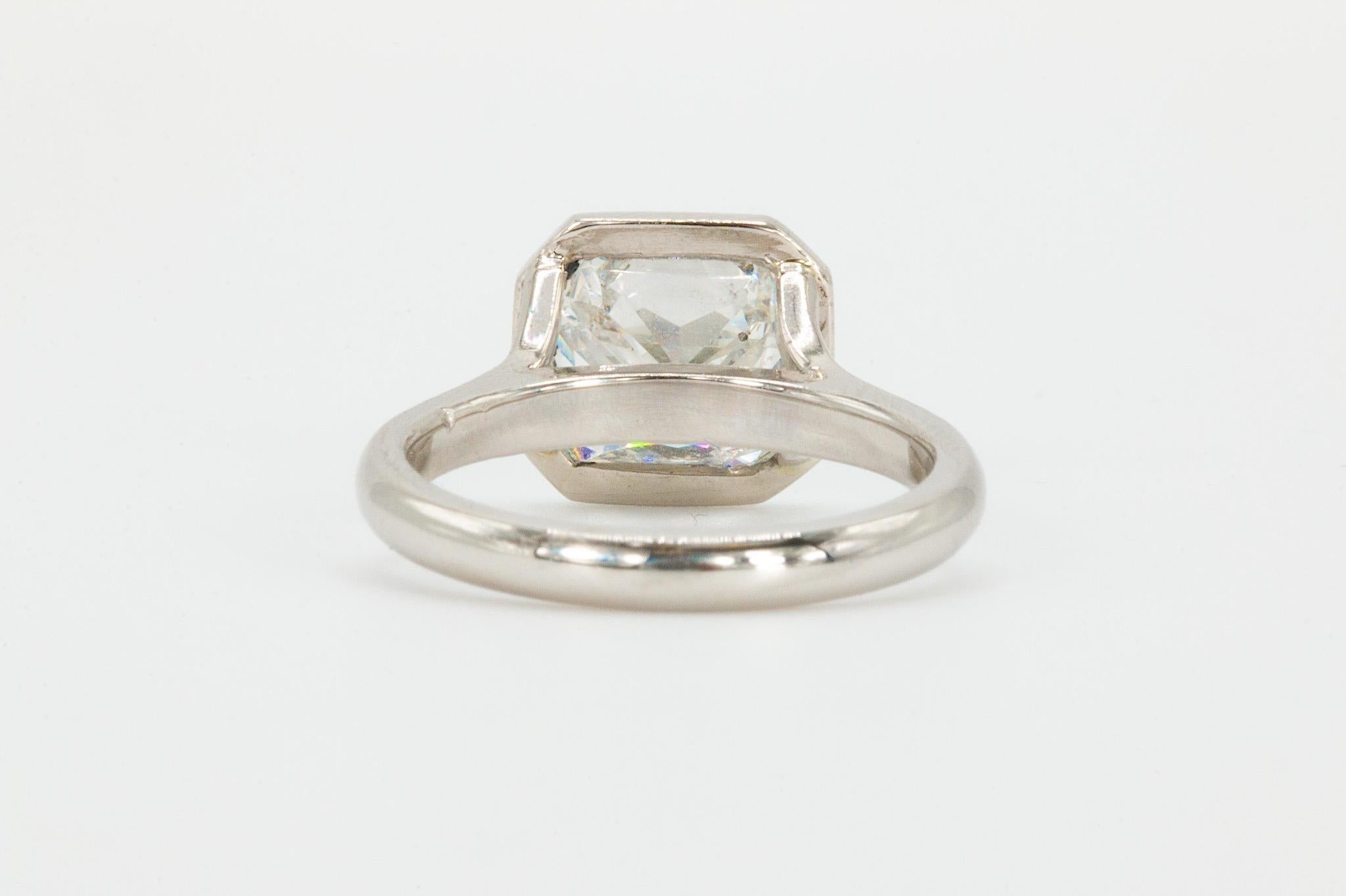 Anillo de platino con bisel de diamantes talla radiante de 3 quilates en Nuevo estado para la venta en Houston, TX