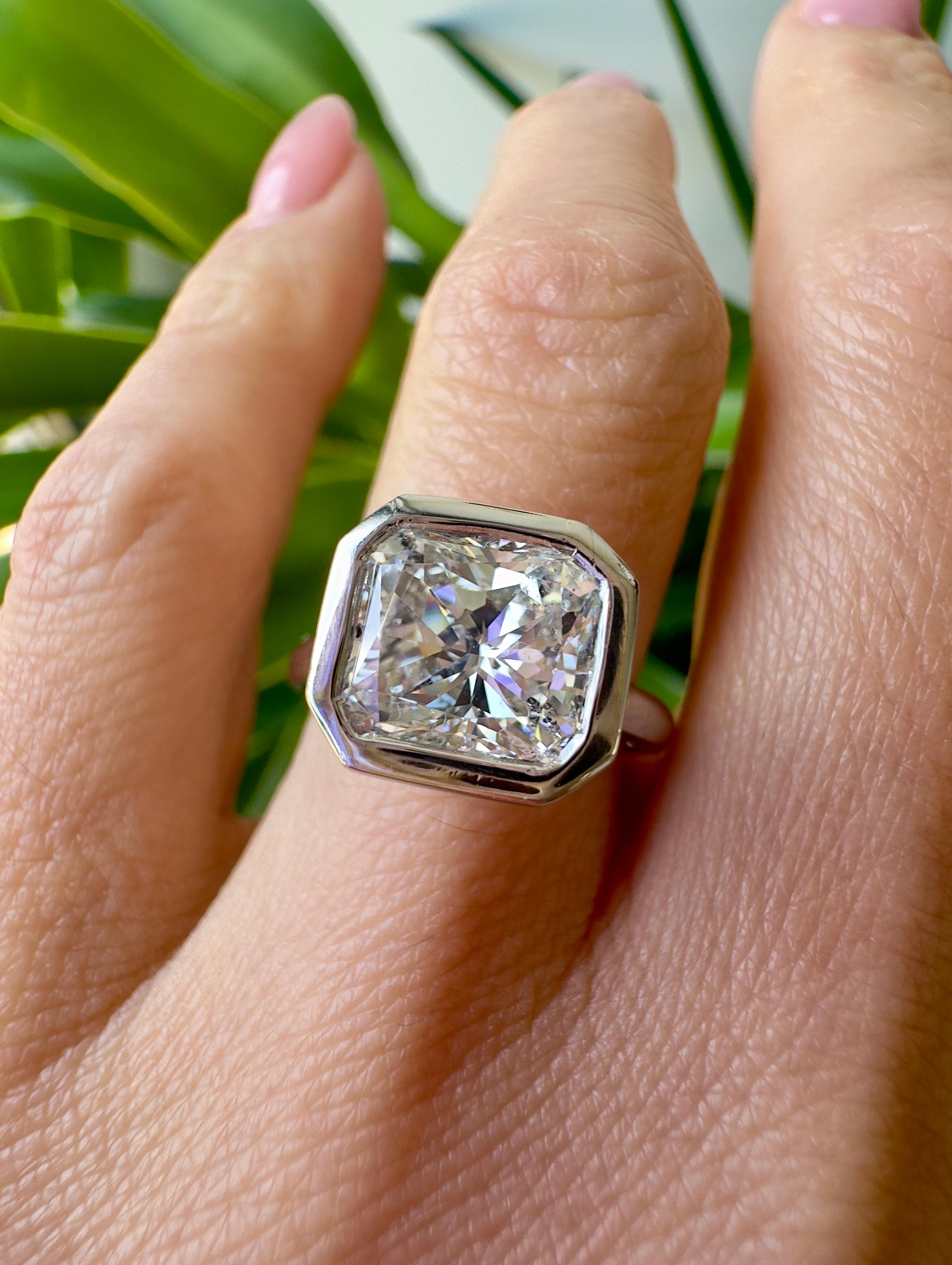 De las mujeres Anillo de platino con bisel de diamantes talla radiante de 3 quilates en venta