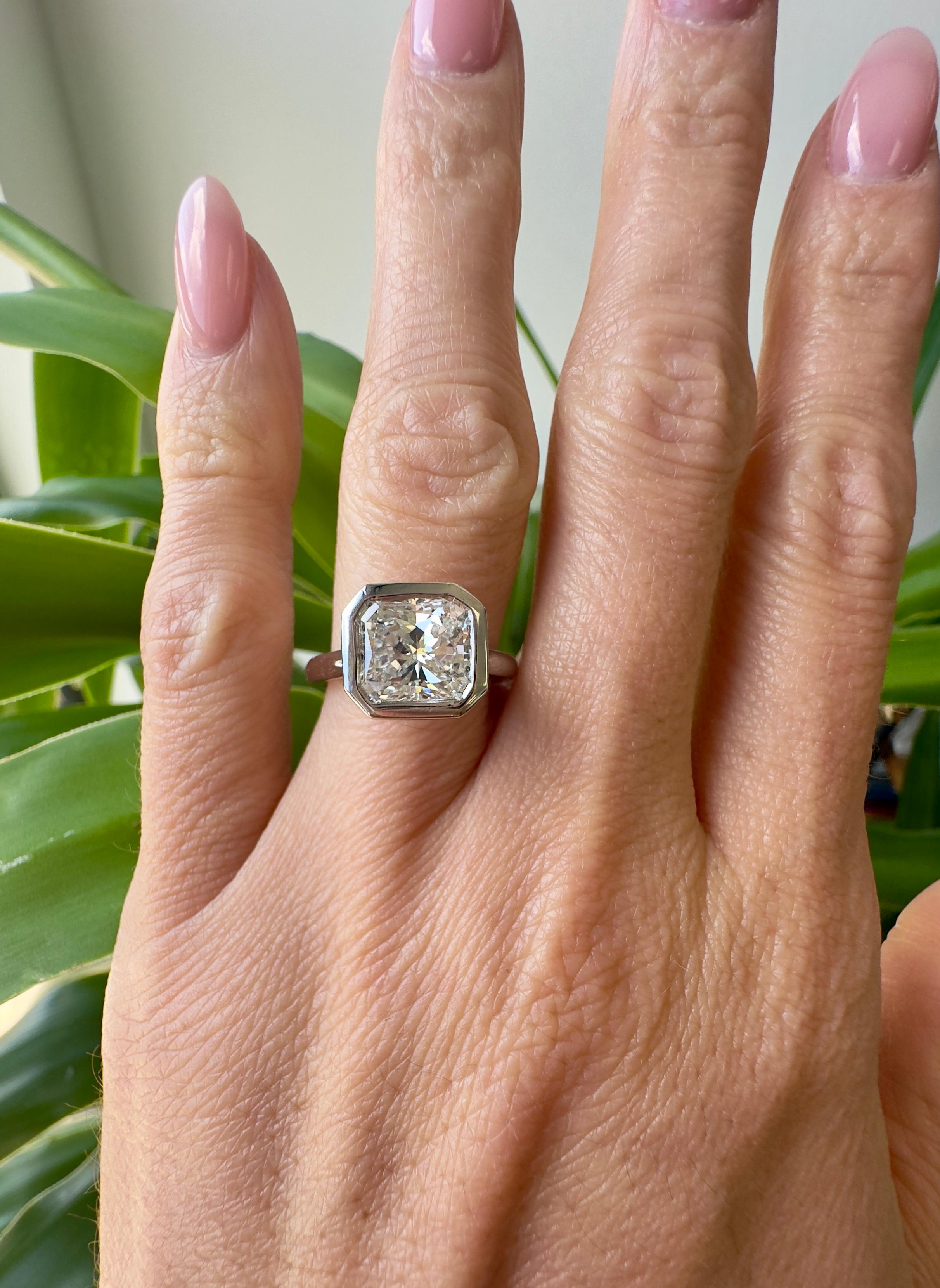 Anillo de platino con bisel de diamantes talla radiante de 3 quilates en venta 1