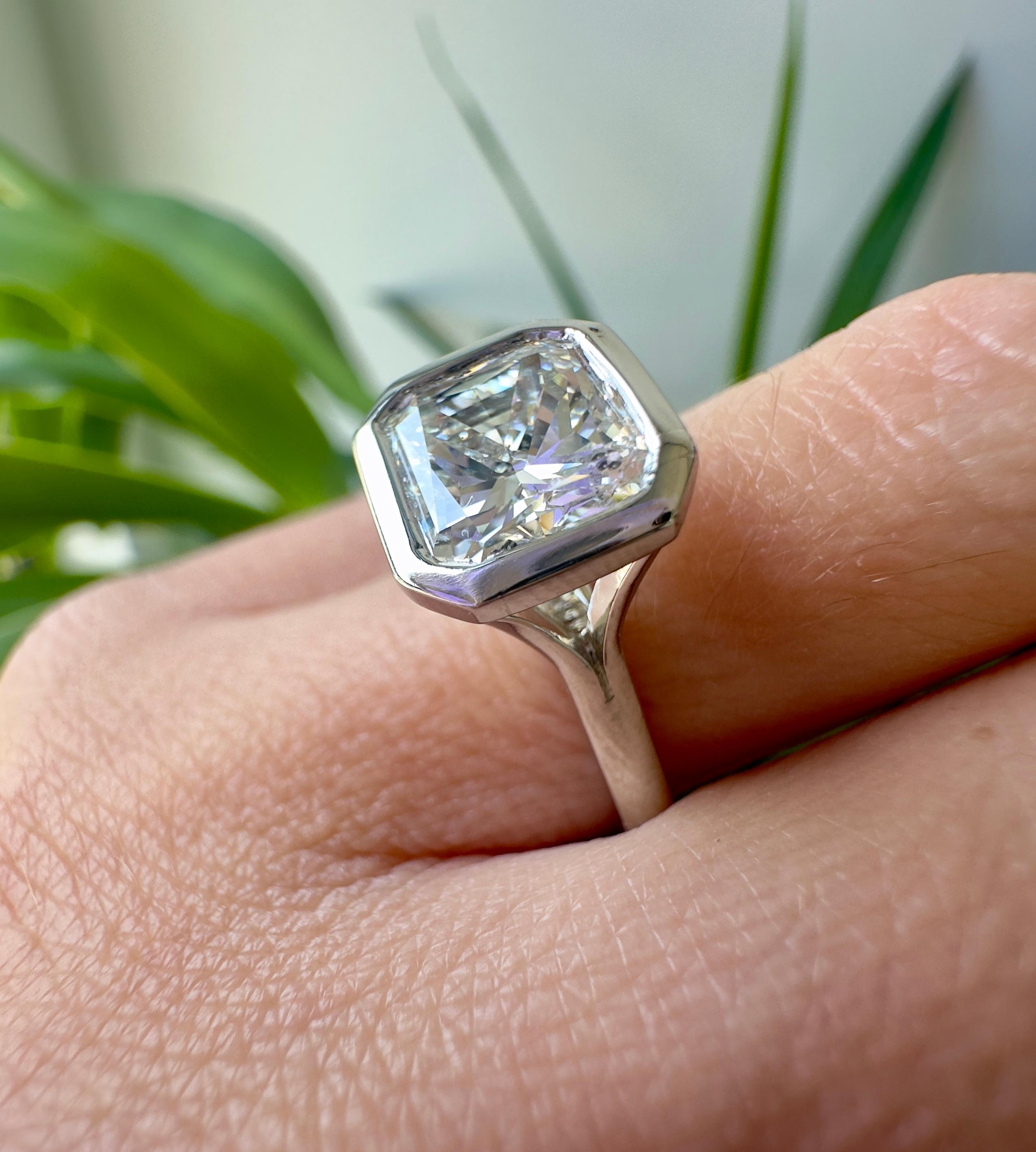 Anillo de platino con bisel de diamantes talla radiante de 3 quilates en venta 2