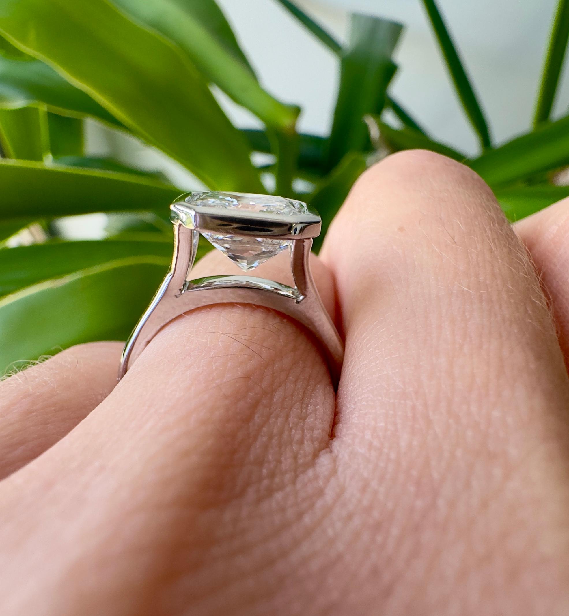 Anillo de platino con bisel de diamantes talla radiante de 3 quilates en venta 3