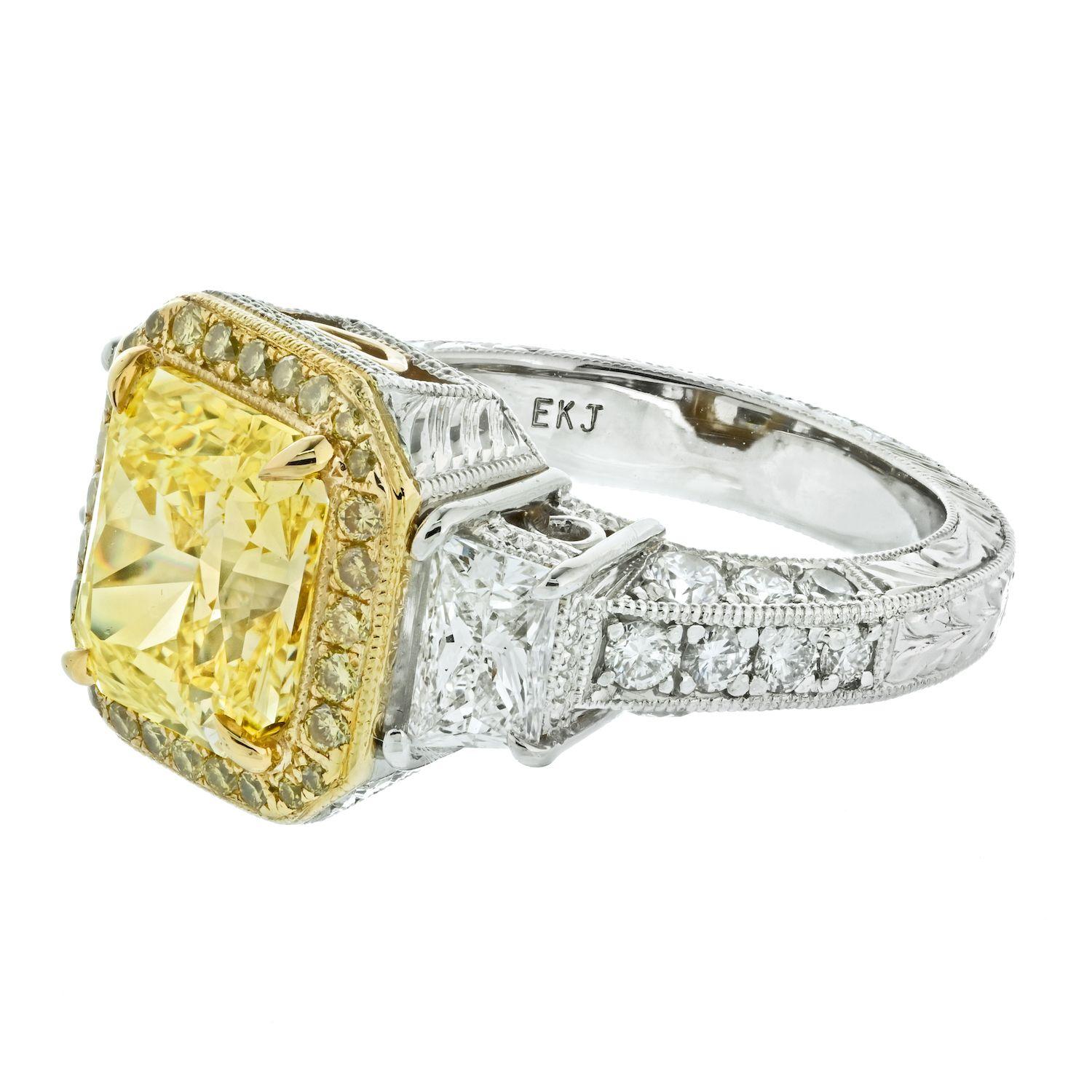 Exquise bague de fiançailles en diamant d'inspiration vintage, nouvellement fabriquée pour mettre en valeur la beauté intemporelle avec une touche de modernité. En son centre se trouve un superbe diamant Radiant Cut de 3,01 carats, certifié Fancy