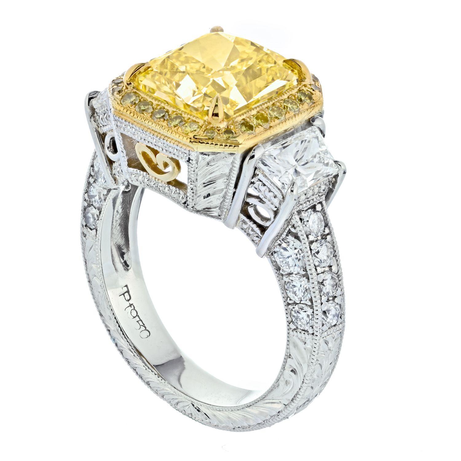 Moderne Bague de fiançailles fantaisie en diamant jaune intense taille radiant de 3 carat en vente