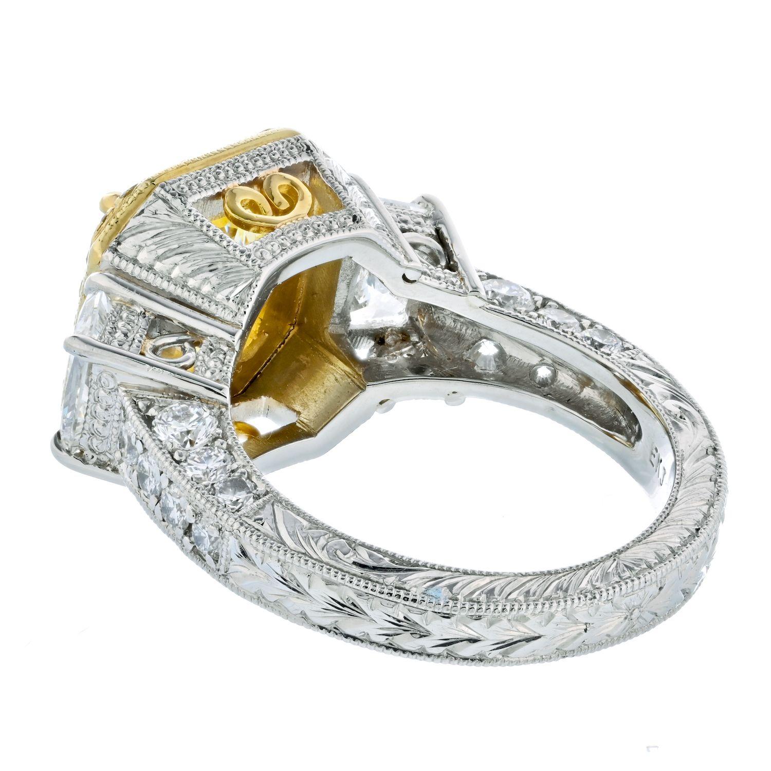 Bague de fiançailles fantaisie en diamant jaune intense taille radiant de 3 carat Excellent état - En vente à New York, NY
