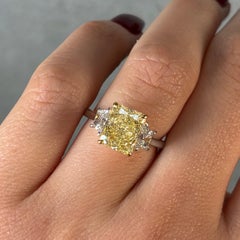 Anello di fidanzamento con diamante giallo radiante da 3 carati